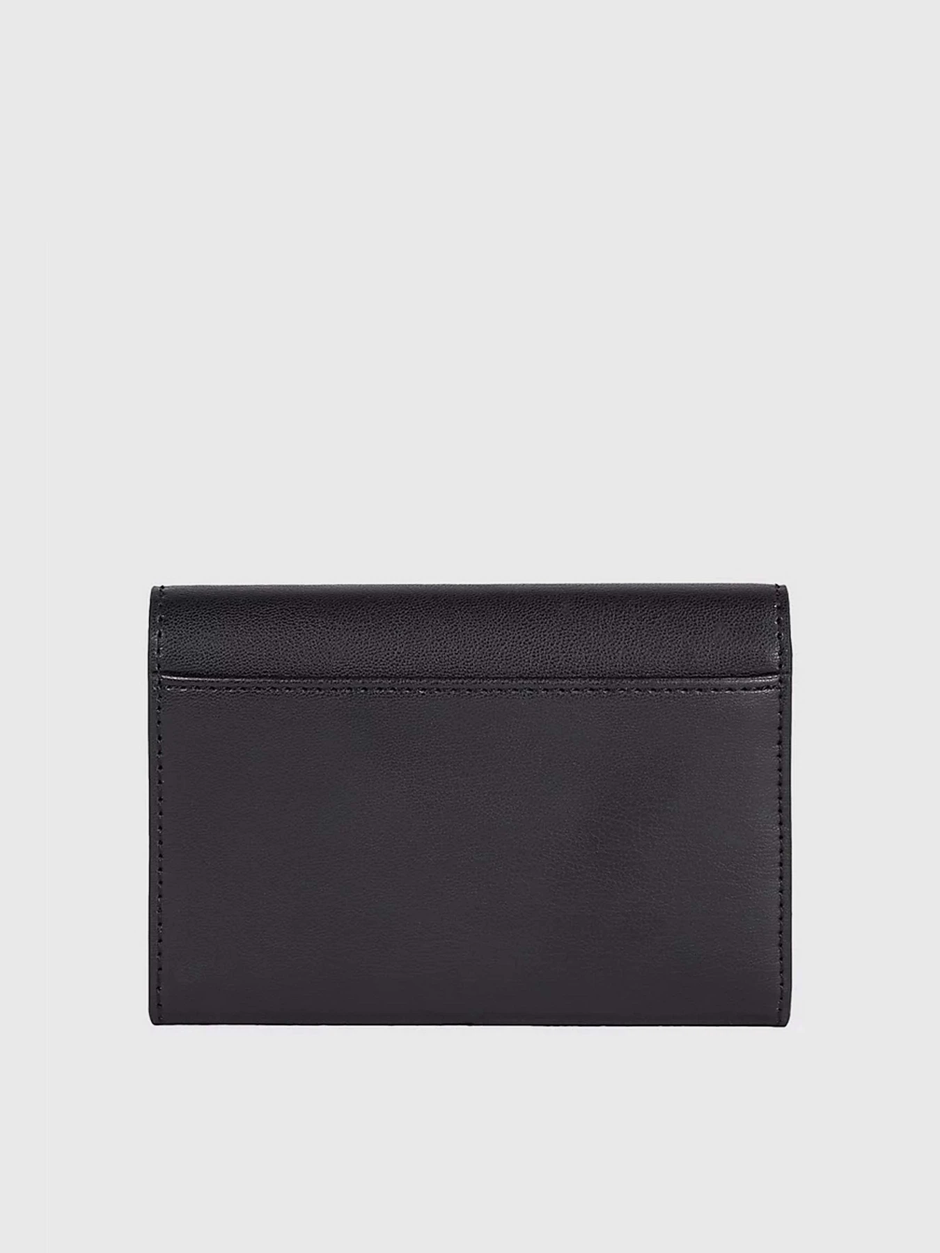 Кошельки Tommy Hilfiger CHIC MEDIUM MONOGRAM FLAP модель AW0AW14887-BDS Кошельки Tommy Hilfiger CHIC MEDIUM MONOGRAM FLAP модель AW0AW14887-BDS Фото