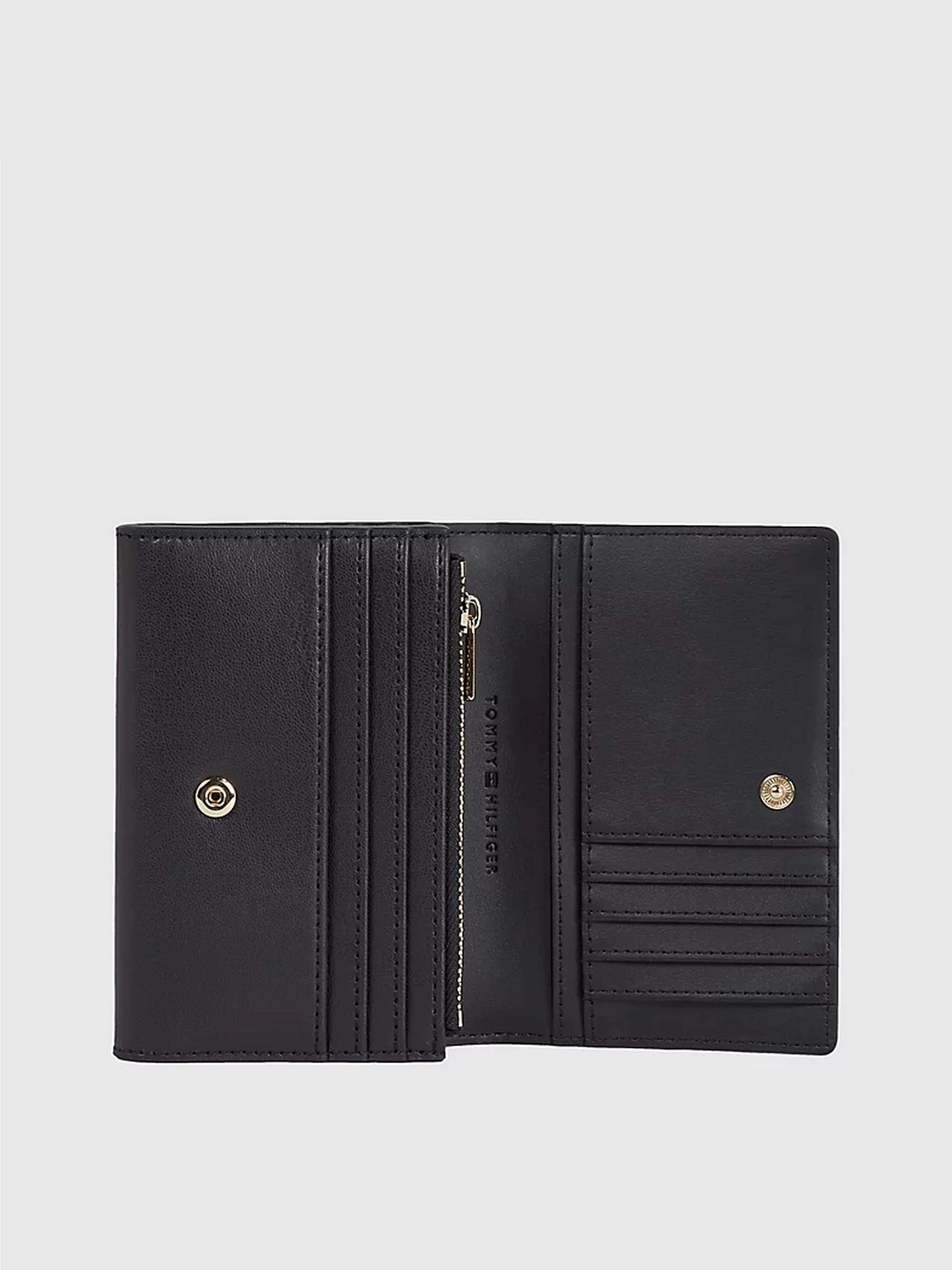 Кошельки Tommy Hilfiger CHIC MEDIUM MONOGRAM FLAP модель AW0AW14887-BDS Кошельки Tommy Hilfiger CHIC MEDIUM MONOGRAM FLAP модель AW0AW14887-BDS Фото