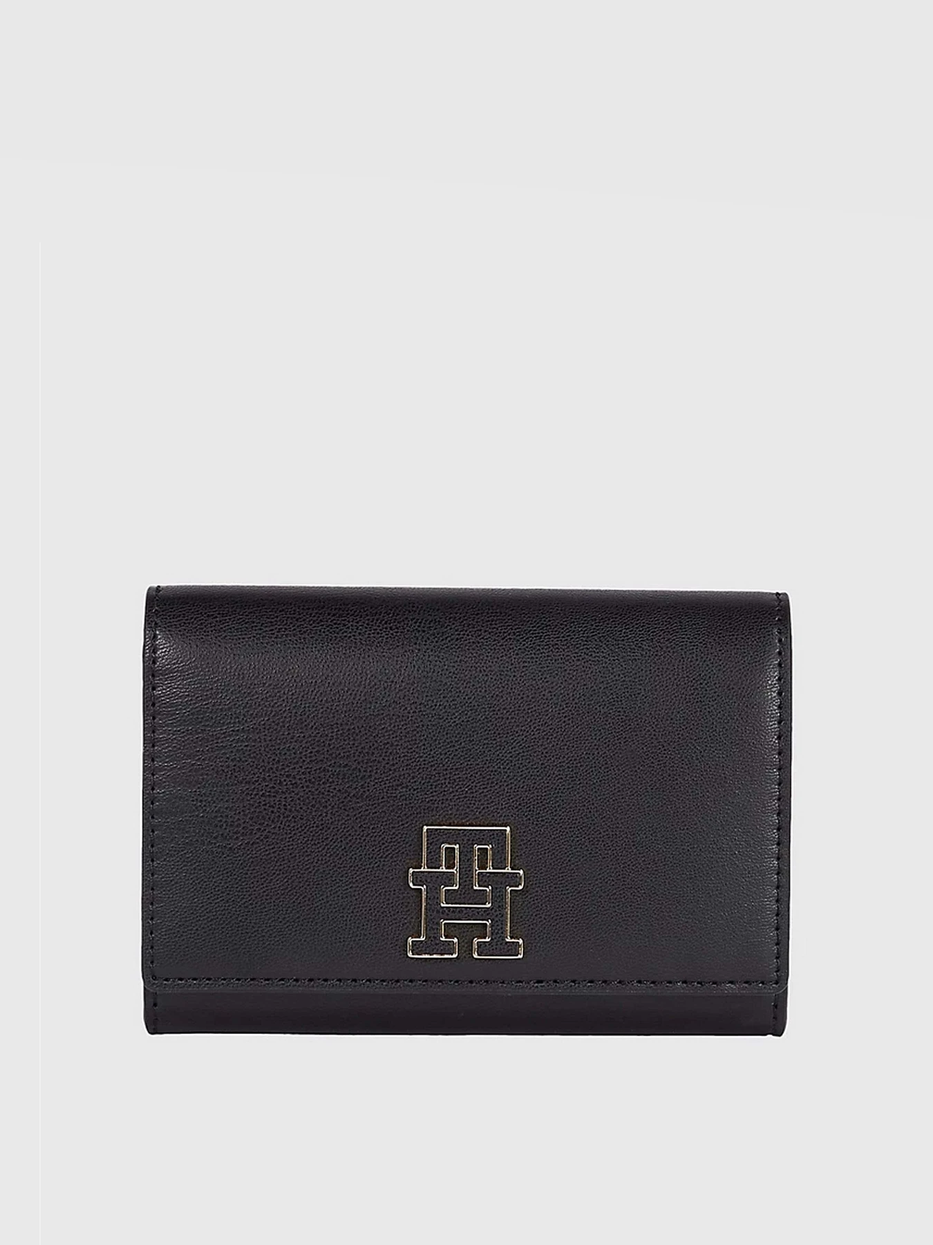 Кошельки Tommy Hilfiger CHIC MEDIUM MONOGRAM FLAP модель AW0AW14887-BDS Кошельки Tommy Hilfiger CHIC MEDIUM MONOGRAM FLAP модель AW0AW14887-BDS Фото