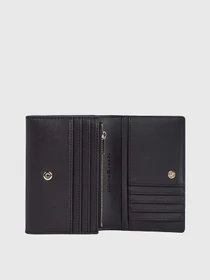Кошельки Tommy Hilfiger CHIC MEDIUM MONOGRAM FLAP модель AW0AW14887-BDS Фото