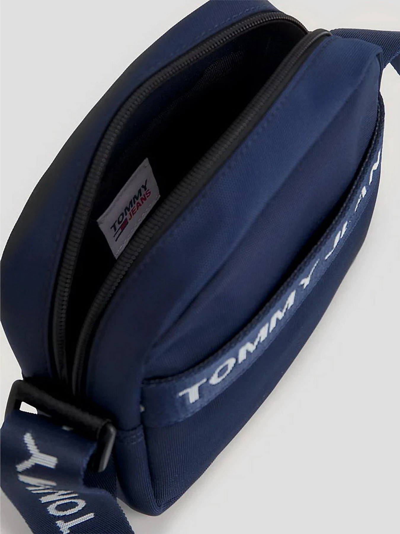 Сумки Tommy Hilfiger Tjm Essential Reporter модель AM0AM11524-C87 Сумки Tommy Hilfiger Tjm Essential Reporter модель AM0AM11524-C87 Фото