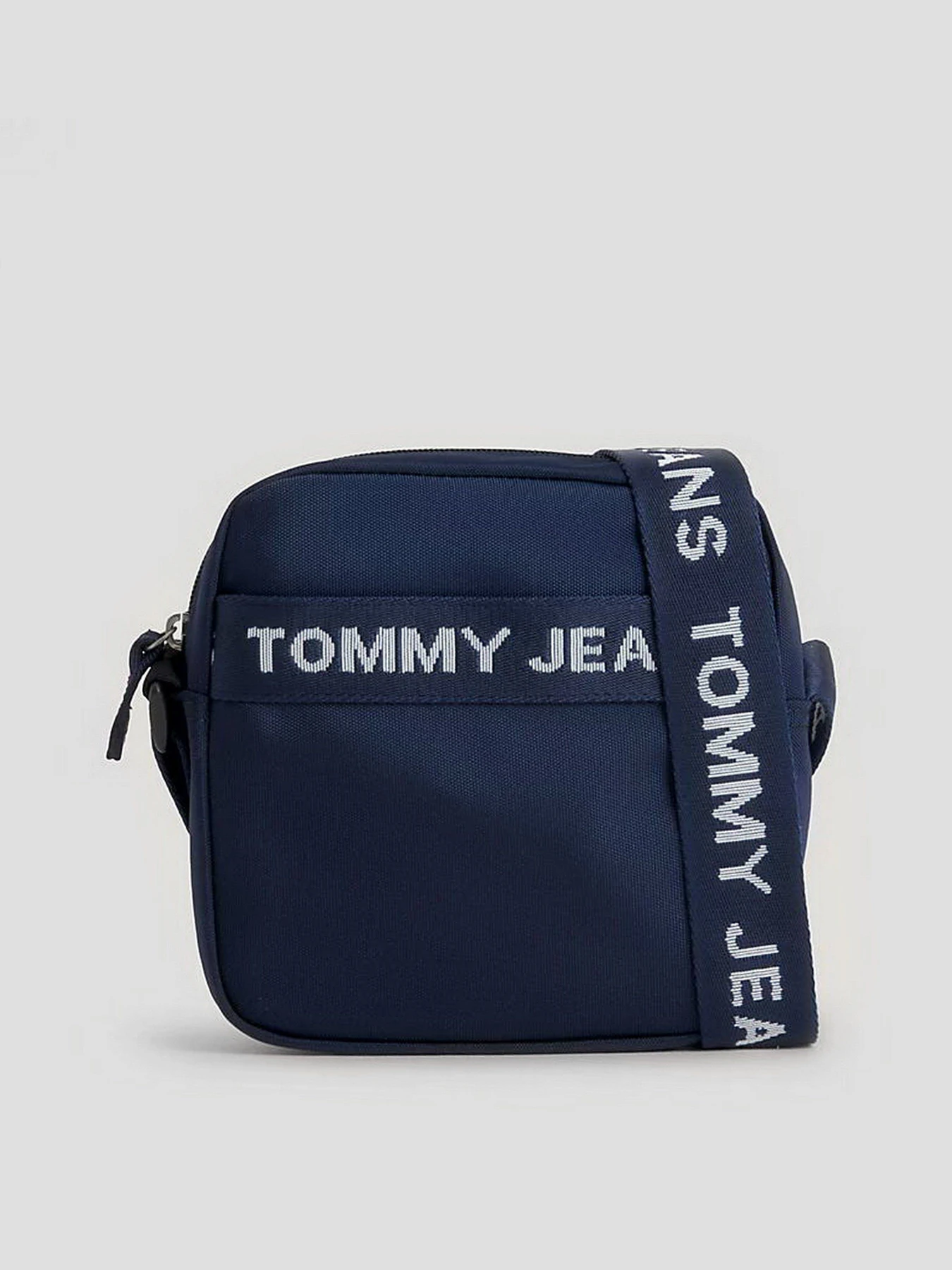 Сумки Tommy Hilfiger Tjm Essential Reporter модель AM0AM11524-C87 Сумки Tommy Hilfiger Tjm Essential Reporter модель AM0AM11524-C87 Фото
