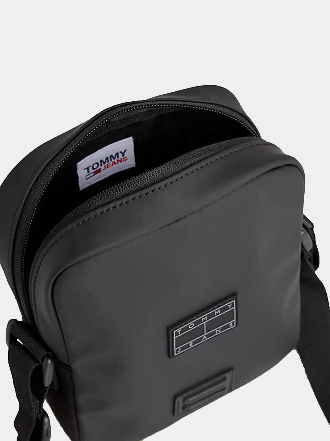 Сумки Tommy Hilfiger Tjm To Go Reporter модель AM0AM11634-BDS Сумки Tommy Hilfiger Tjm To Go Reporter модель AM0AM11634-BDS Фото
