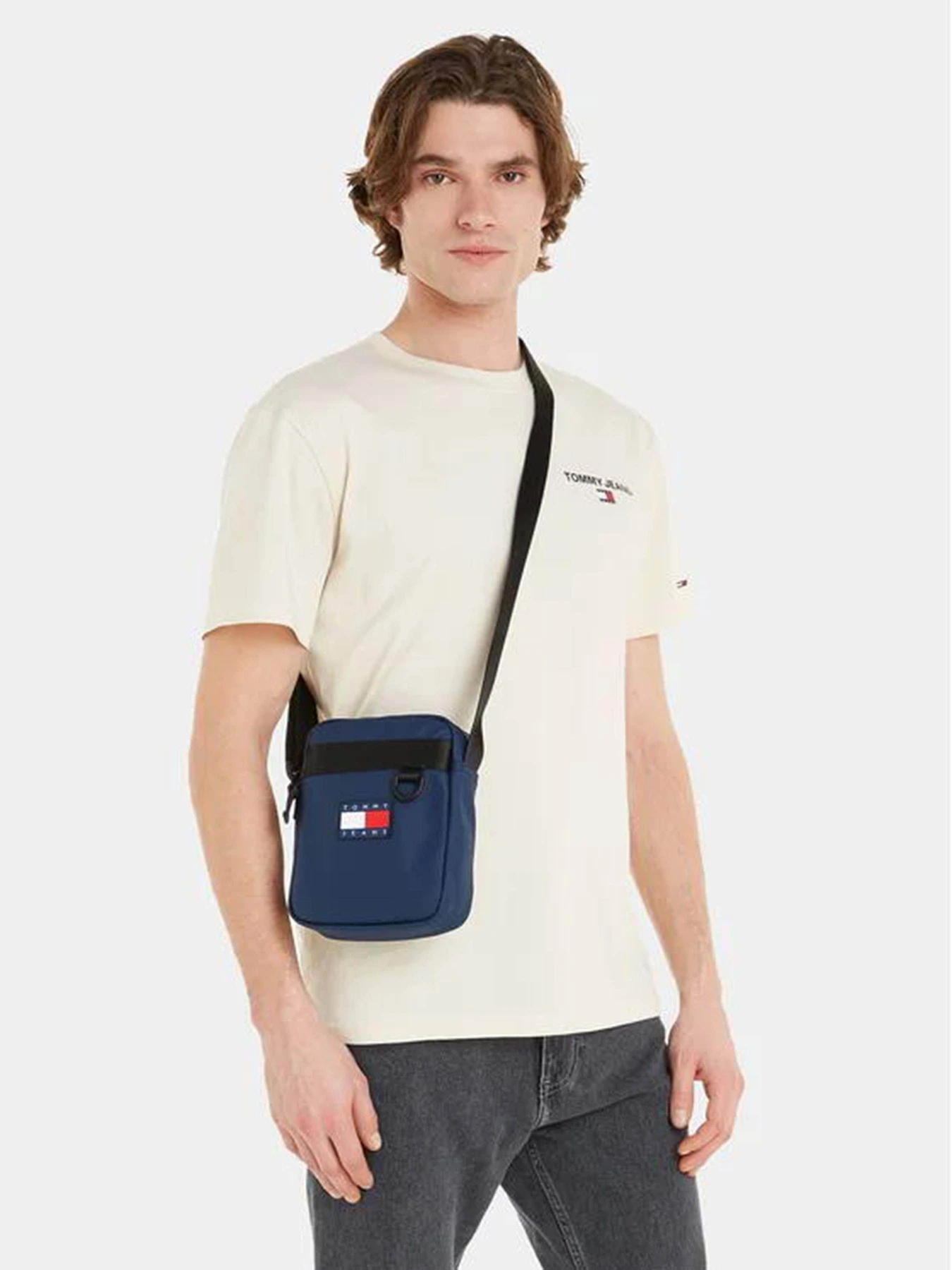 Сумки Tommy Hilfiger Tjm Dly Elev Reporter модель AM0AM11663-C87 Сумки Tommy Hilfiger Tjm Dly Elev Reporter модель AM0AM11663-C87 Фото