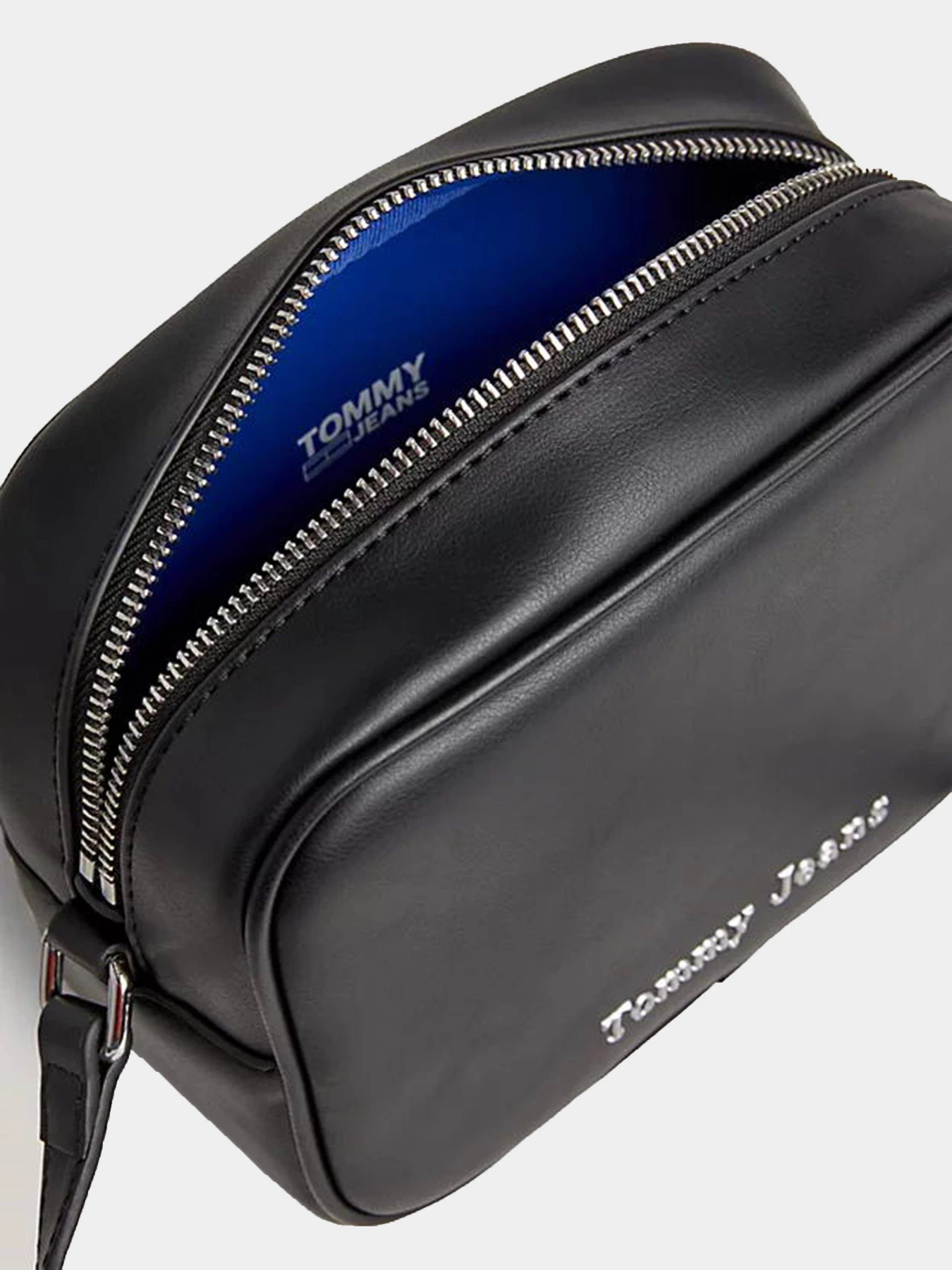Сумки Tommy Hilfiger Tjw Must Camera Bag Regular Pu модель AW0AW15420-BDS Сумки Tommy Hilfiger Tjw Must Camera Bag Regular Pu модель AW0AW15420-BDS Фото