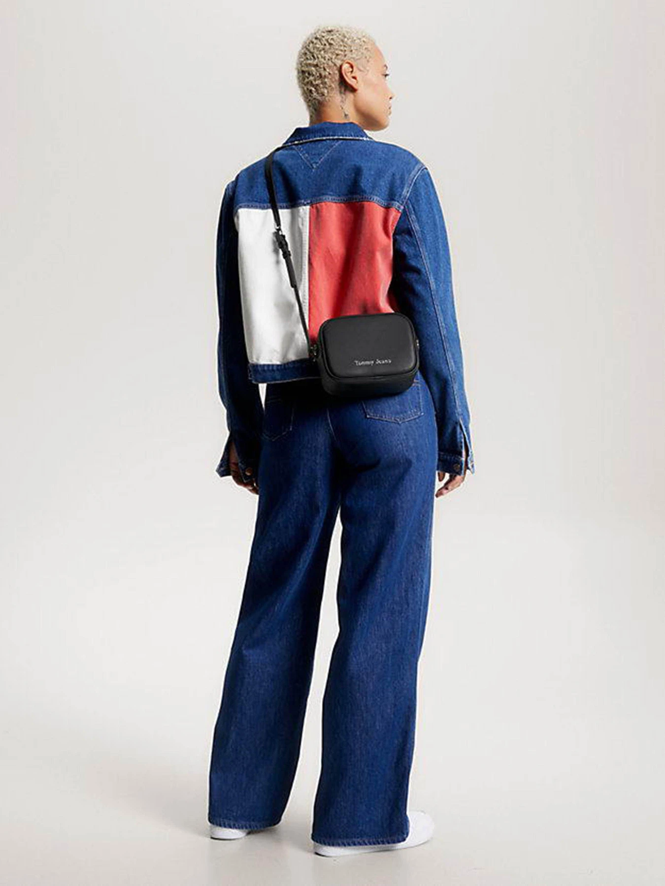 Сумки Tommy Hilfiger Tjw Must Camera Bag Regular Pu модель AW0AW15420-BDS Сумки Tommy Hilfiger Tjw Must Camera Bag Regular Pu модель AW0AW15420-BDS Фото
