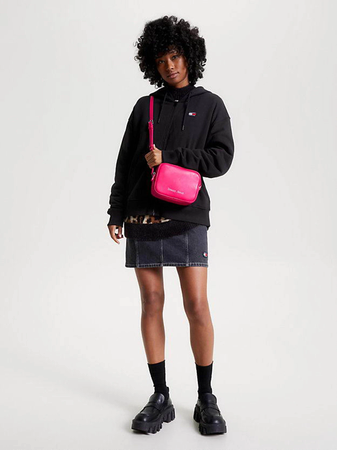 Сумки Tommy Hilfiger Tjw Must Camera Bag Regular Pu модель AW0AW15420-TSA Фото