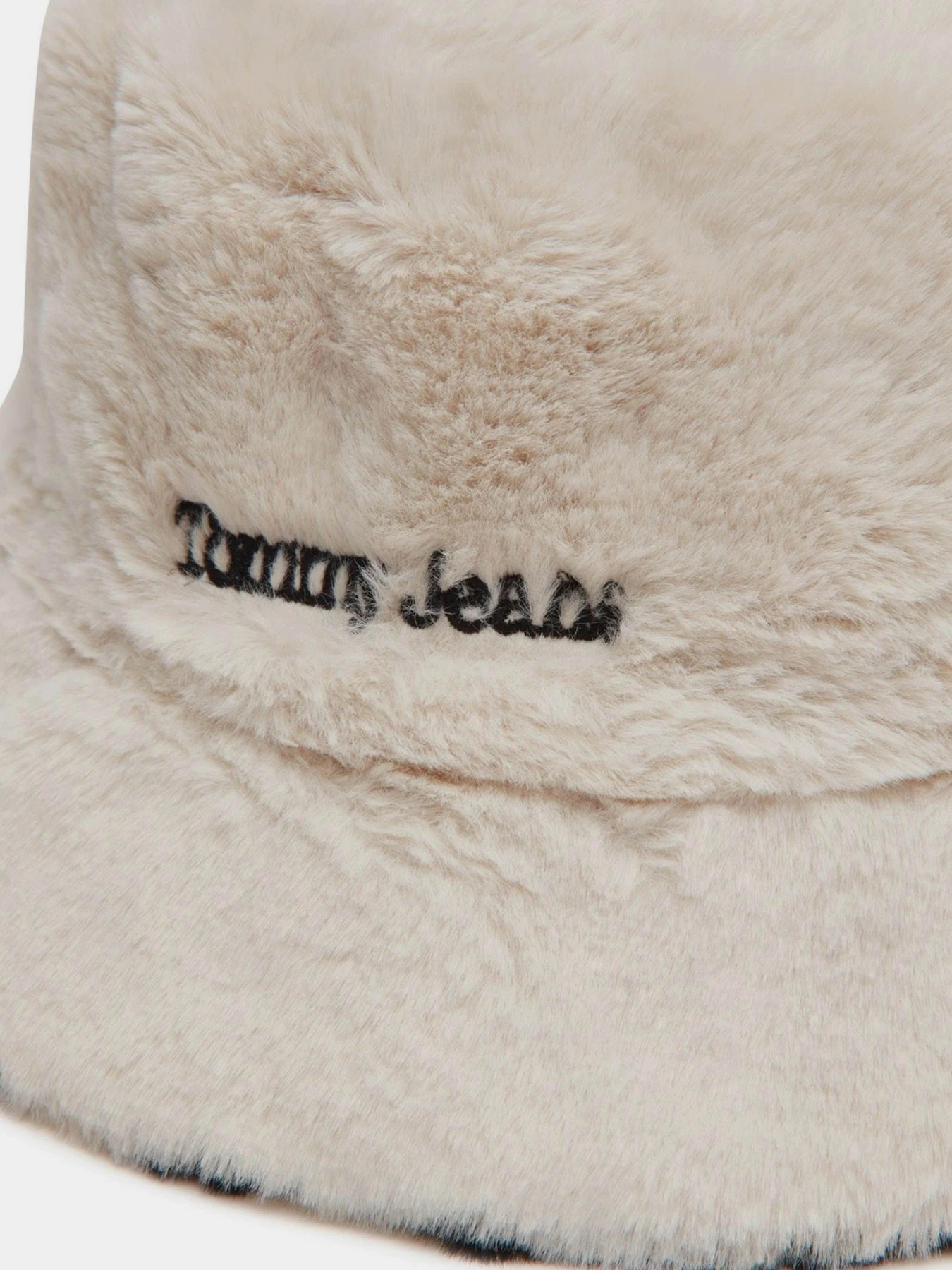 Шапки и кепки Tommy Hilfiger Tjw Fuzzy Rev. Bucket Hat модель AW0AW15459-0GM Шапки и кепки Tommy Hilfiger Tjw Fuzzy Rev. Bucket Hat модель AW0AW15459-0GM Фото