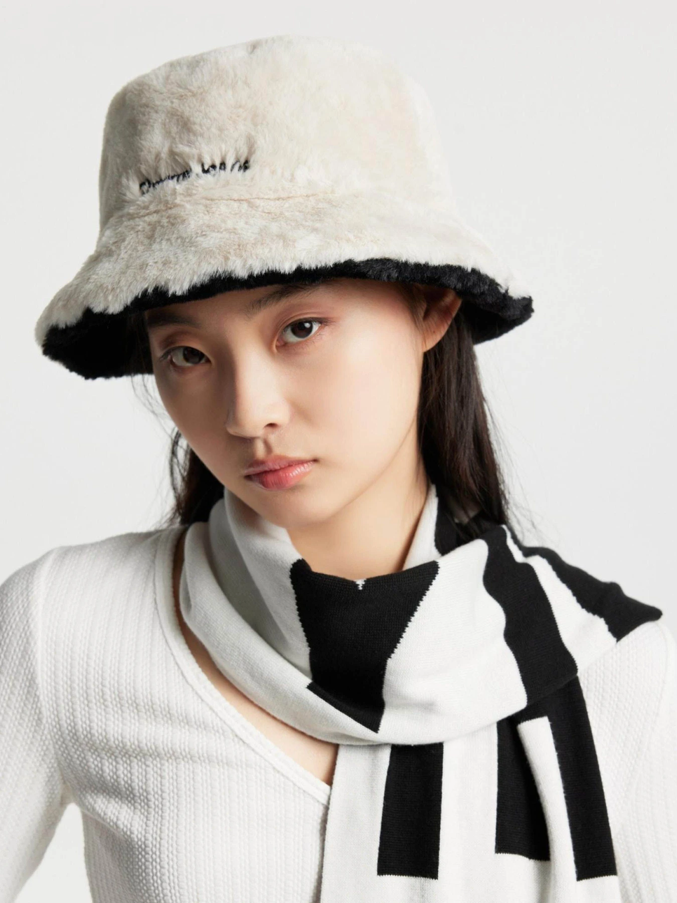 Шапки и кепки Tommy Hilfiger Tjw Fuzzy Rev. Bucket Hat модель AW0AW15459-0GM Шапки и кепки Tommy Hilfiger Tjw Fuzzy Rev. Bucket Hat модель AW0AW15459-0GM Фото