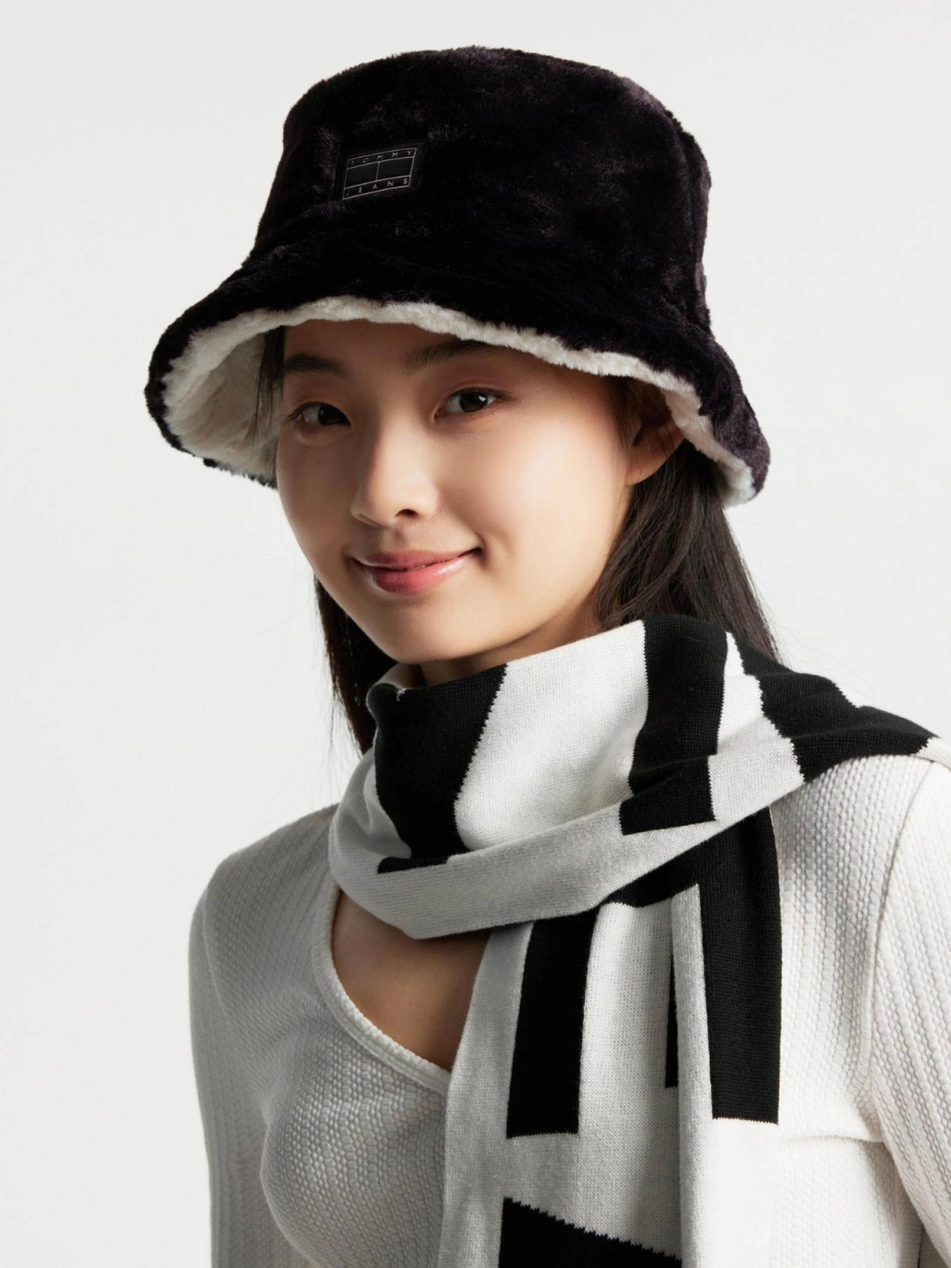 Шапки и кепки Tommy Hilfiger Tjw Fuzzy Rev. Bucket Hat модель AW0AW15459-0GM Шапки и кепки Tommy Hilfiger Tjw Fuzzy Rev. Bucket Hat модель AW0AW15459-0GM Фото