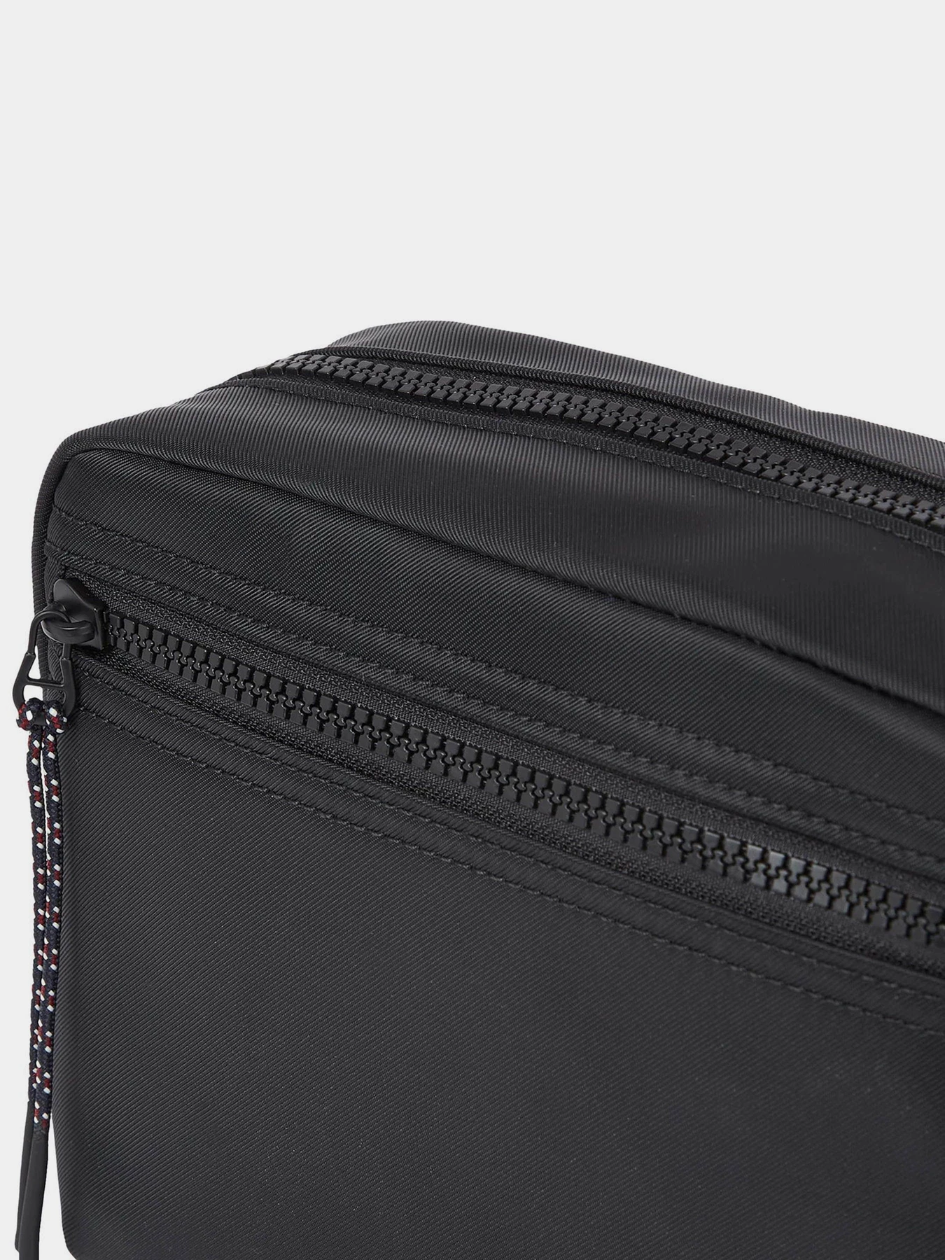 Сумки Tommy Hilfiger Th Monotype Ew Reporter модель AM0AM11546-BDS Сумки Tommy Hilfiger Th Monotype Ew Reporter модель AM0AM11546-BDS Фото