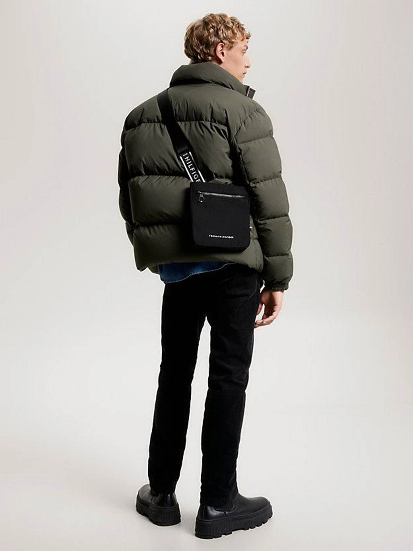 Сумки Tommy Hilfiger Th Skyline Mini Crossover модель AM0AM11547-BDS Сумки Tommy Hilfiger Th Skyline Mini Crossover модель AM0AM11547-BDS Фото