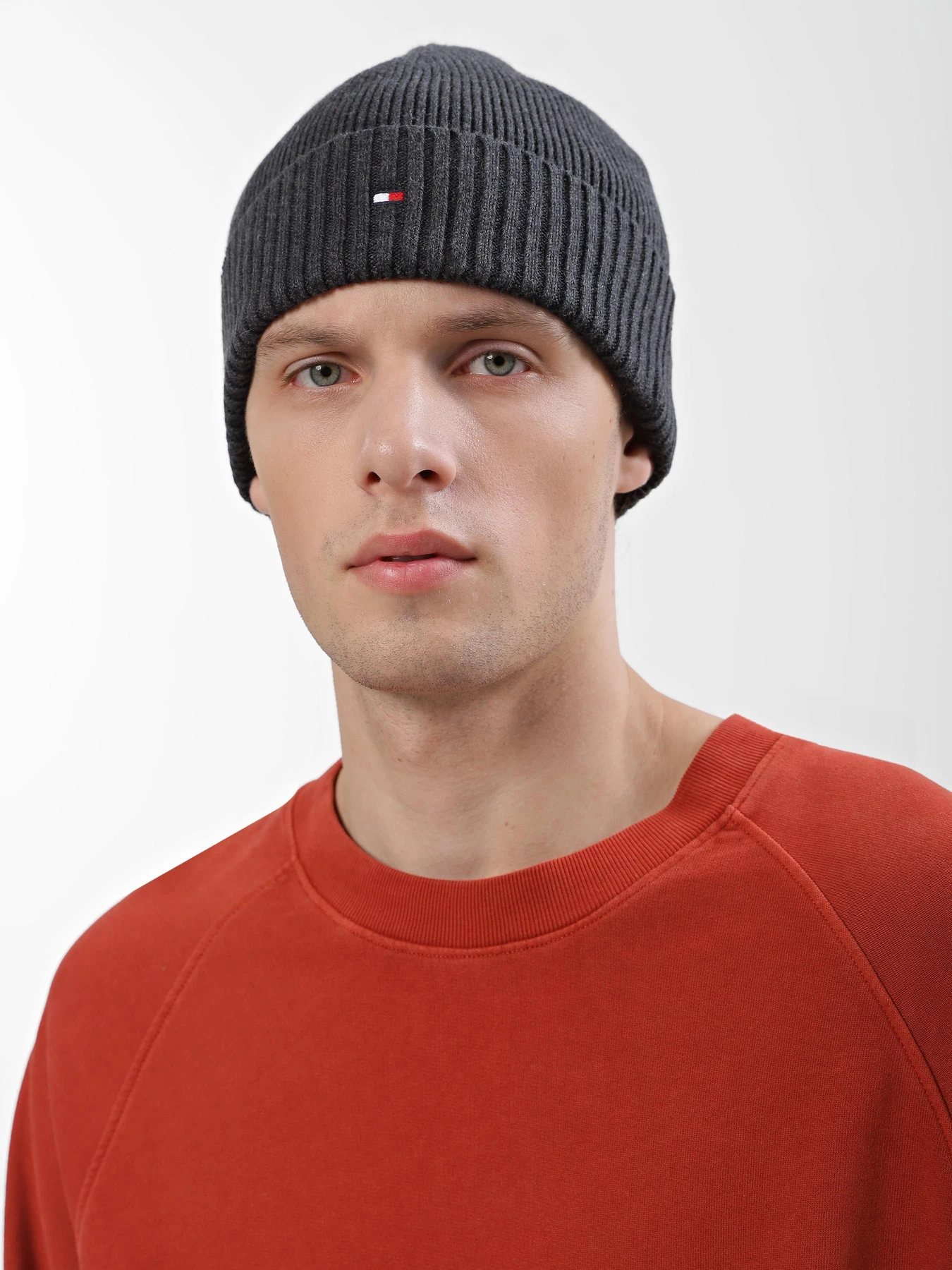 Шапки и кепки Tommy Hilfiger Essential Flag Beanie модель AM0AM10337-PA7 Шапки и кепки Tommy Hilfiger Essential Flag Beanie модель AM0AM10337-PA7 Фото