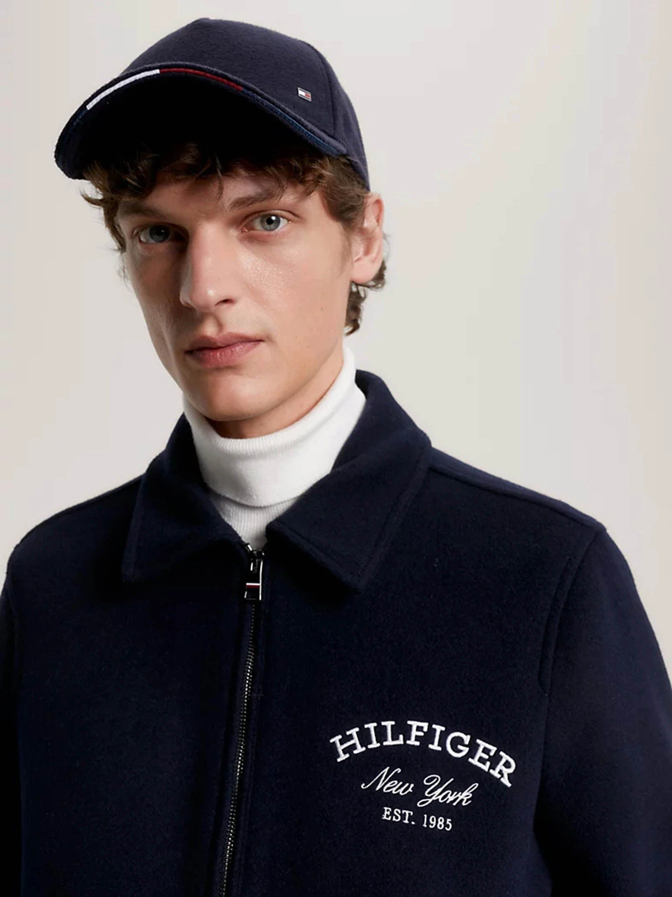 Шапки и кепки Tommy Hilfiger ELEVATED SIGNATURE FLAG модель AM0AM11485-DW6 Шапки и кепки Tommy Hilfiger ELEVATED SIGNATURE FLAG модель AM0AM11485-DW6 Фото