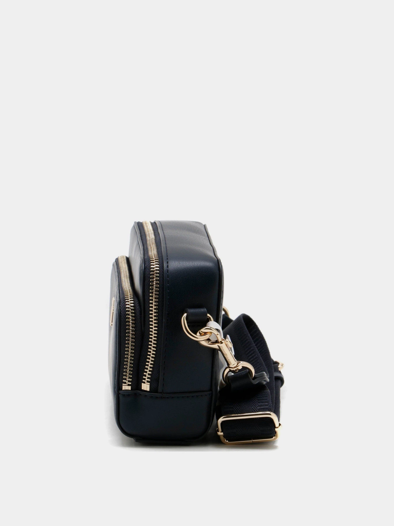Сумки Tommy Hilfiger Iconic Tommy Camera Bag Solid модель AW0AW15207-BDS Сумки Tommy Hilfiger Iconic Tommy Camera Bag Solid модель AW0AW15207-BDS Фото