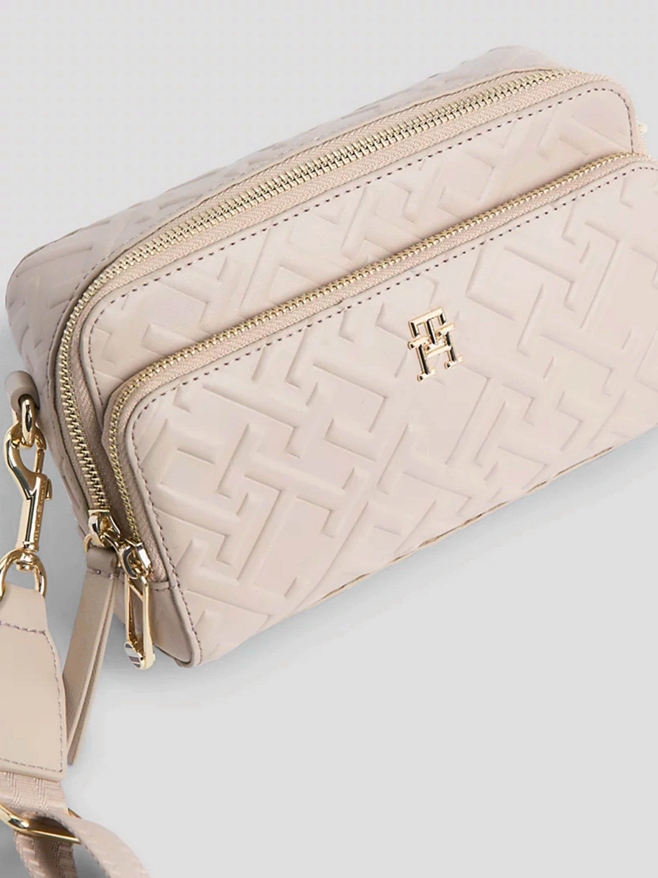 Сумки Tommy Hilfiger модель AW0AW15208-ABO Сумки Tommy Hilfiger модель AW0AW15208-ABO Фото