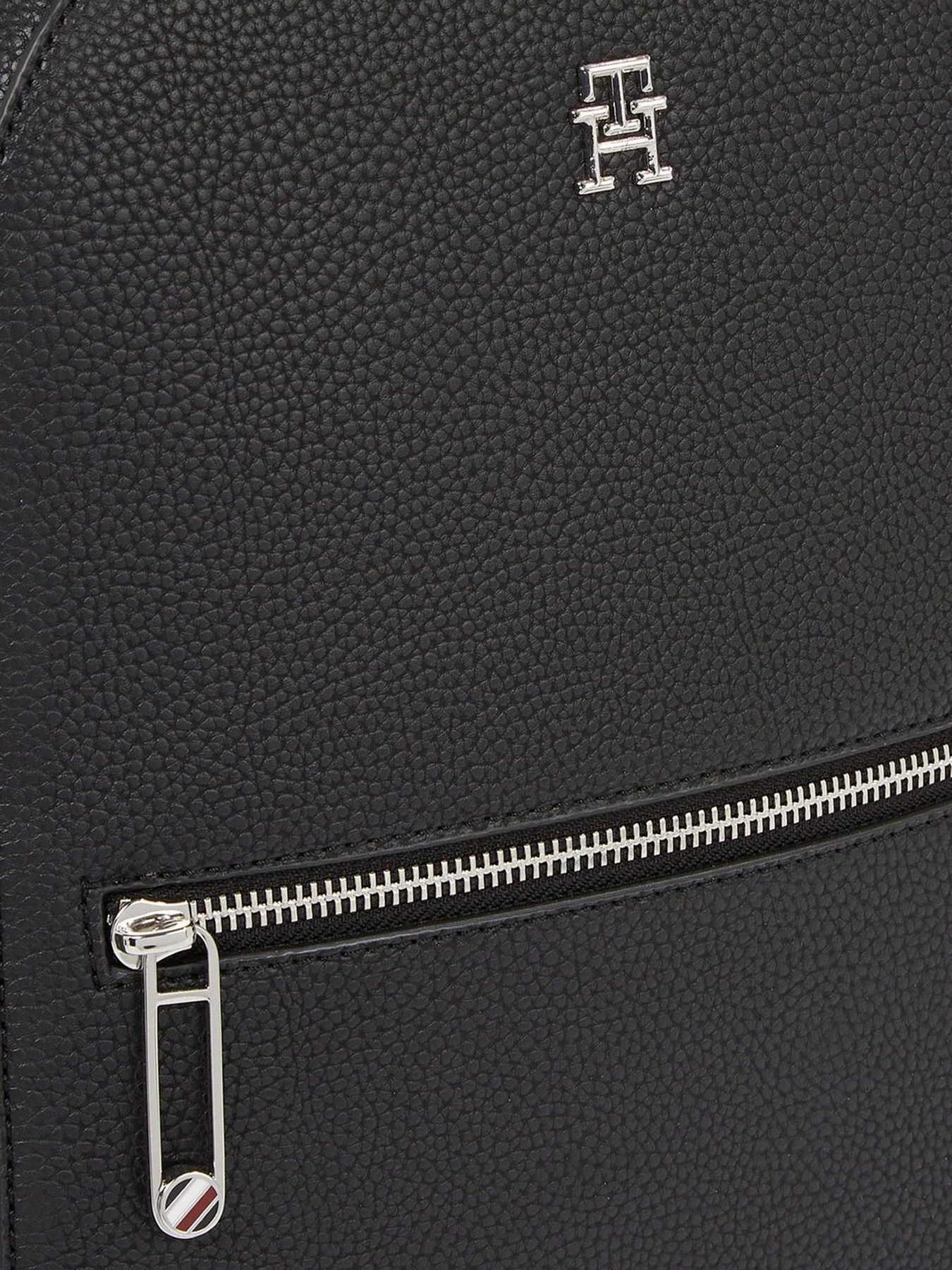 Рюкзаки Tommy Hilfiger Emblem модель AW0AW15213-BDS Рюкзаки Tommy Hilfiger Emblem модель AW0AW15213-BDS Фото