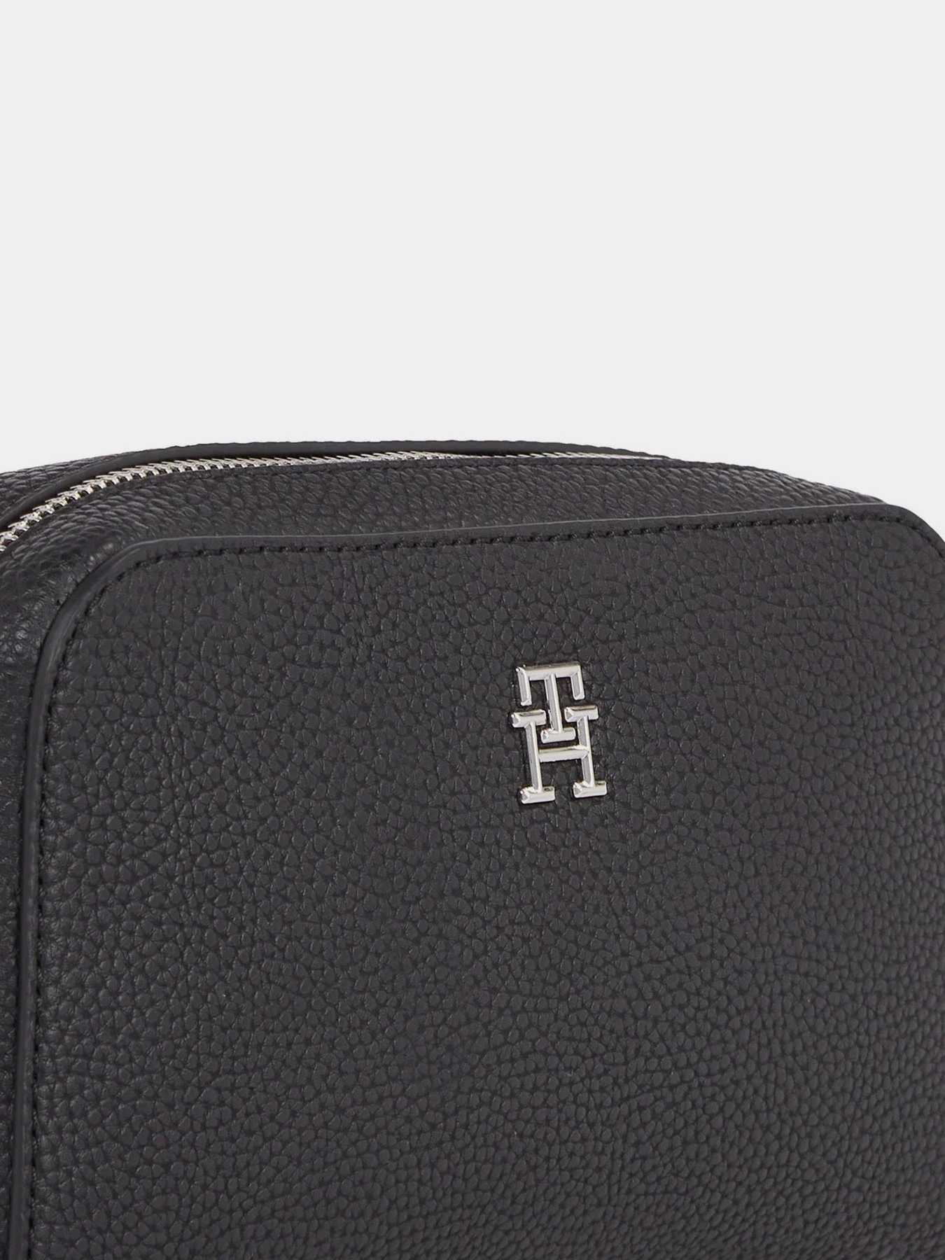 Сумки Tommy Hilfiger Th Emblem Crossover модель AW0AW15216-BDS Сумки Tommy Hilfiger Th Emblem Crossover модель AW0AW15216-BDS Фото