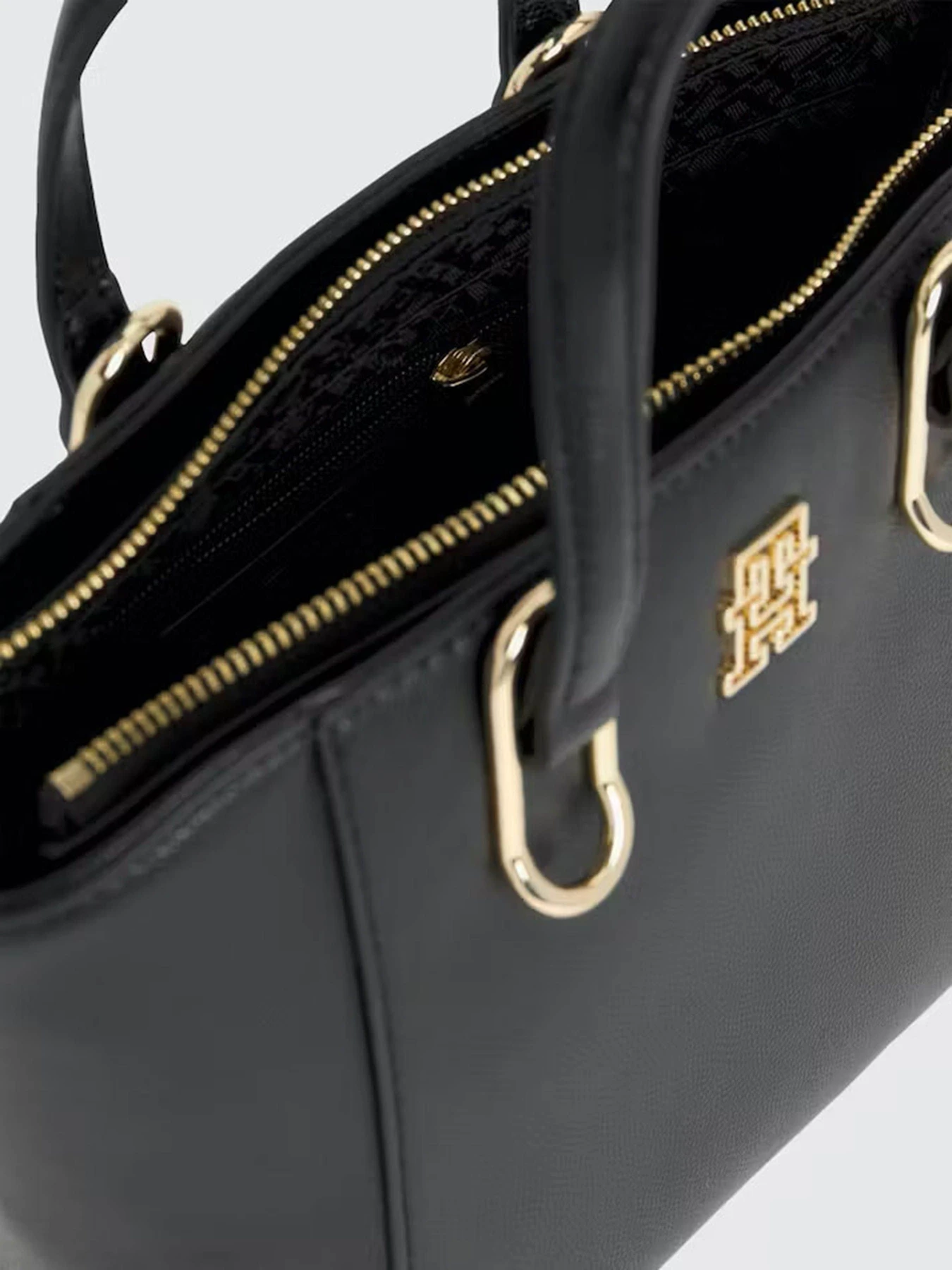 Сумки Tommy Hilfiger Th Timeless Med Tote модель AW0AW15223-BDS Сумки Tommy Hilfiger Th Timeless Med Tote модель AW0AW15223-BDS Фото