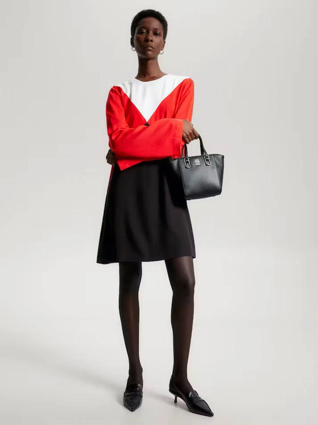 Сумки Tommy Hilfiger Th Timeless Med Tote модель AW0AW15223-BDS Сумки Tommy Hilfiger Th Timeless Med Tote модель AW0AW15223-BDS Фото