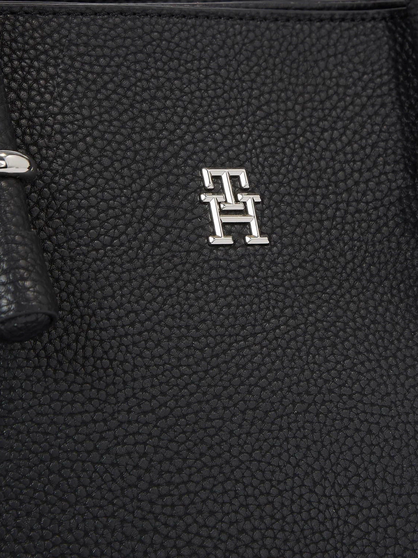 Сумки Tommy Hilfiger Th Emblem Satchel модель AW0AW15224-BDS Сумки Tommy Hilfiger Th Emblem Satchel модель AW0AW15224-BDS Фото
