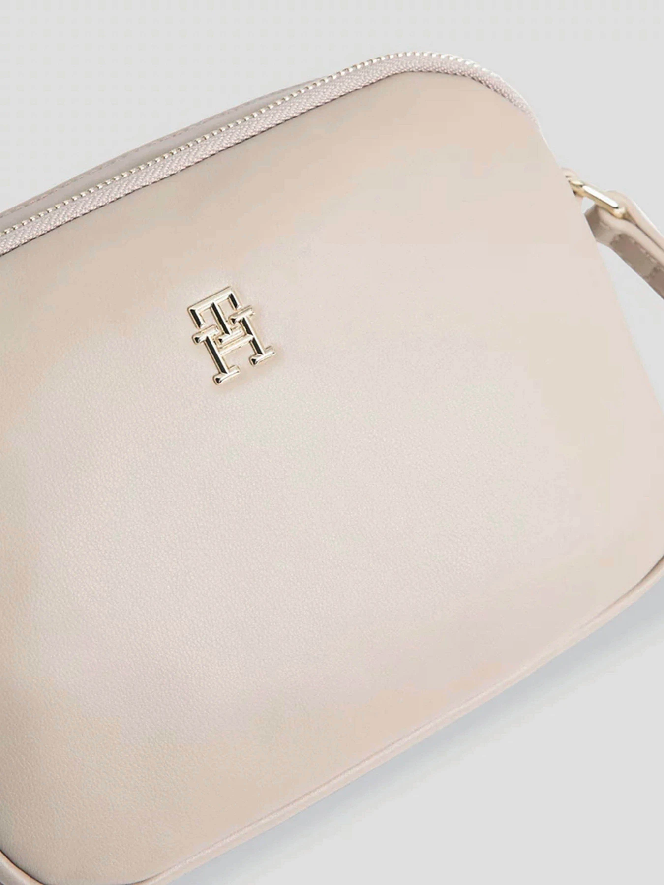 Сумки Tommy Hilfiger модель AW0AW15235-ABO Сумки Tommy Hilfiger модель AW0AW15235-ABO Фото