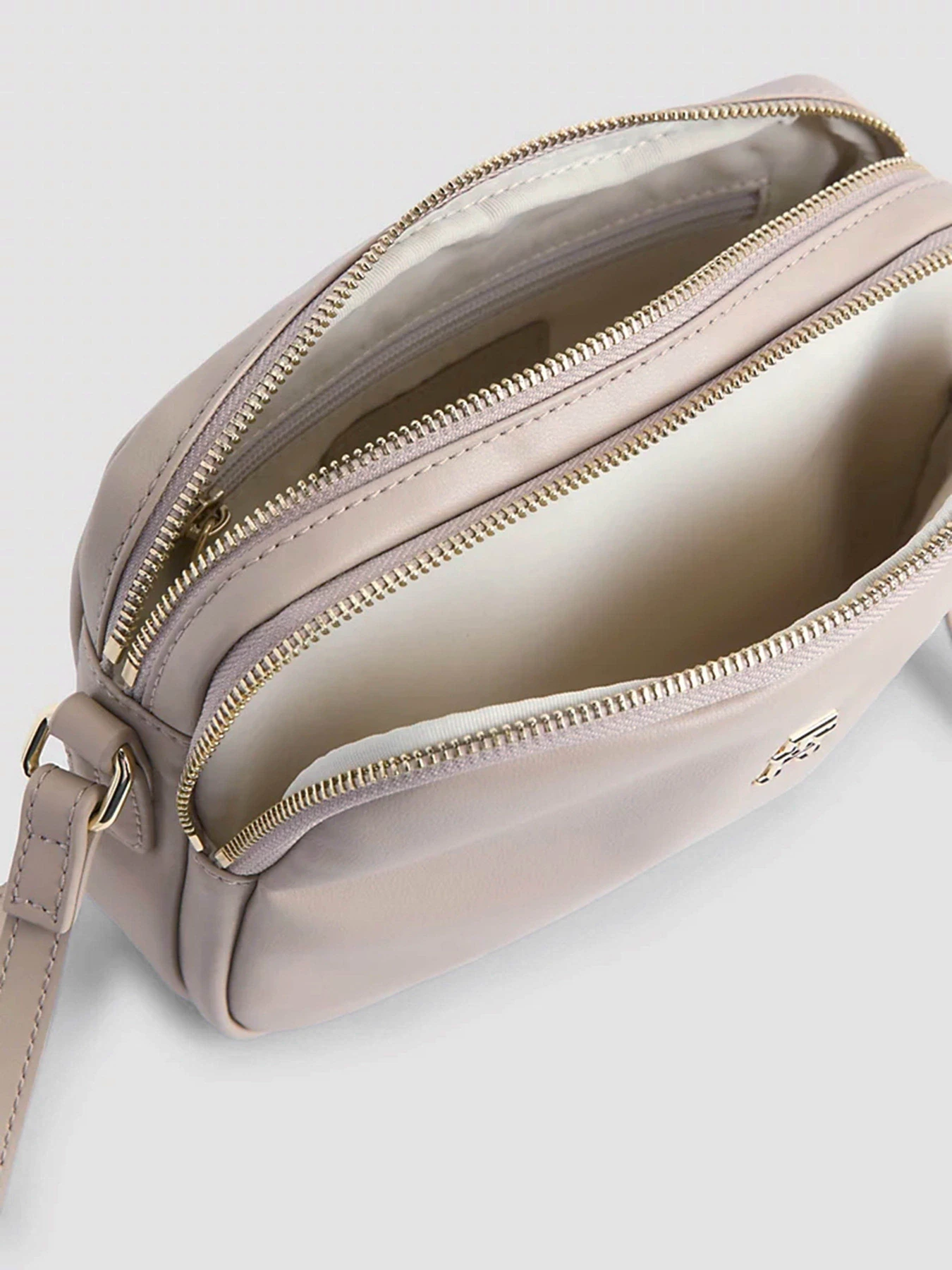 Сумки Tommy Hilfiger модель AW0AW15235-ABO Сумки Tommy Hilfiger модель AW0AW15235-ABO Фото