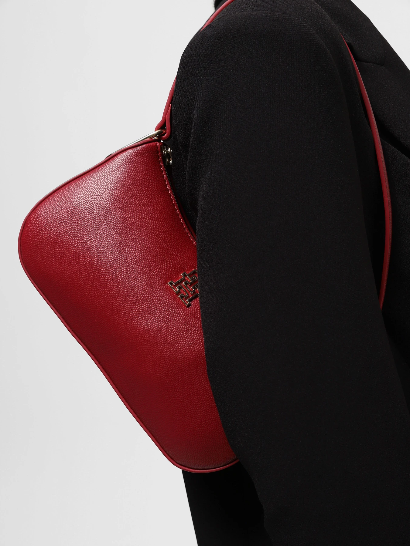 Сумки Tommy Hilfiger Th Timeless Shoulder Bag модель AW0AW15239-XJS Фото