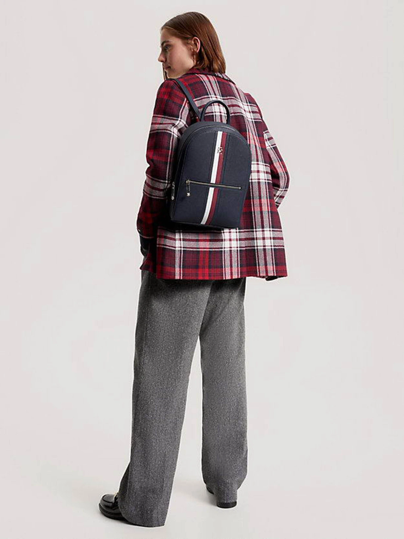 Рюкзаки Tommy Hilfiger модель AW0AW15565-DW6 Рюкзаки Tommy Hilfiger модель AW0AW15565-DW6 Фото