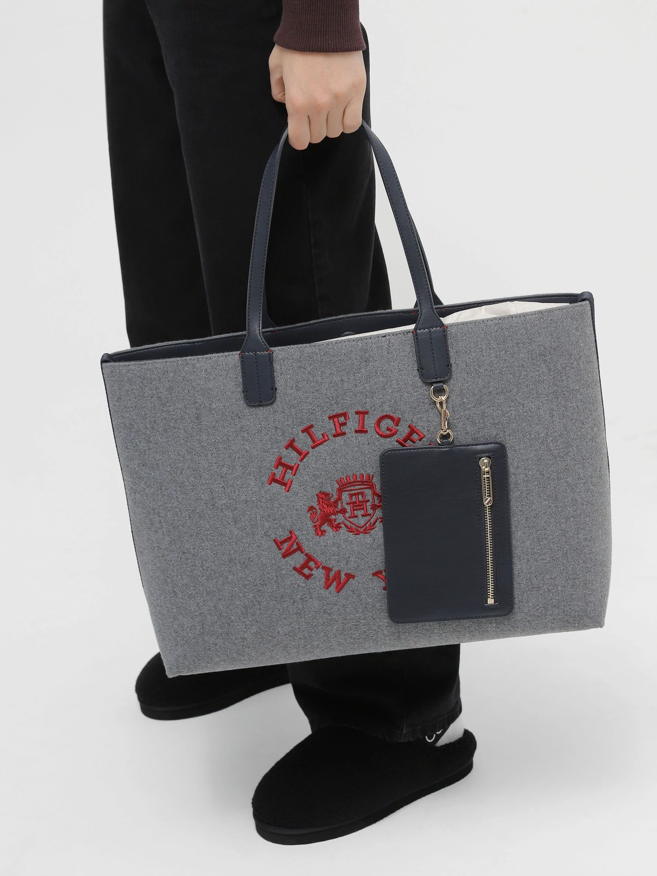 Сумки Tommy Hilfiger Iconic Tommy Tote Wool Logo модель AW0AW15576-PSE Сумки Tommy Hilfiger Iconic Tommy Tote Wool Logo модель AW0AW15576-PSE Фото