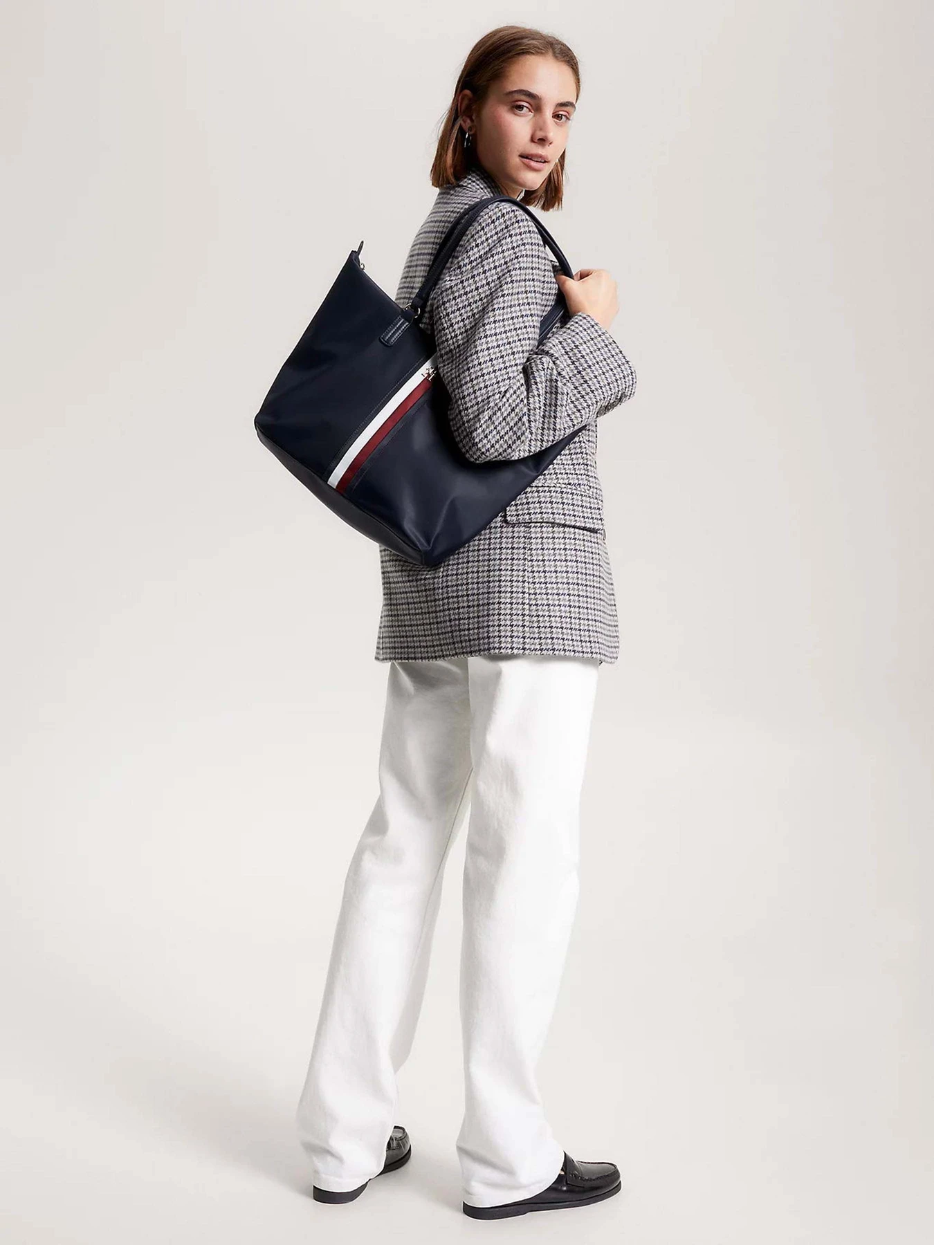 Сумки Tommy Hilfiger Poppy Tote Corp модель AW0AW15896-DW6 Сумки Tommy Hilfiger Poppy Tote Corp модель AW0AW15896-DW6 Фото