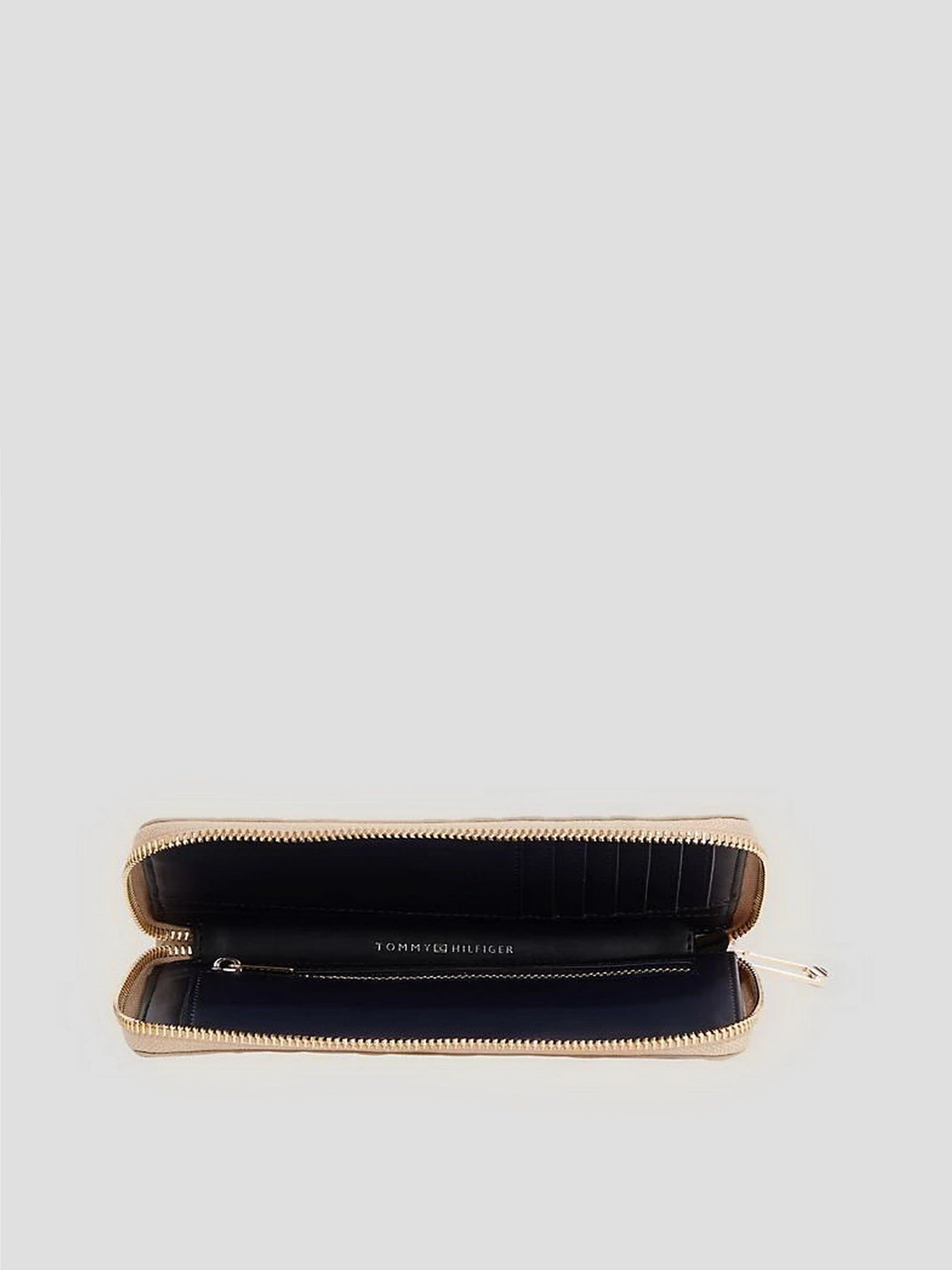 Кошельки Tommy Hilfiger Iconic Tommy Large Za Mono модель AW0AW15272-ABO Кошельки Tommy Hilfiger Iconic Tommy Large Za Mono модель AW0AW15272-ABO Фото