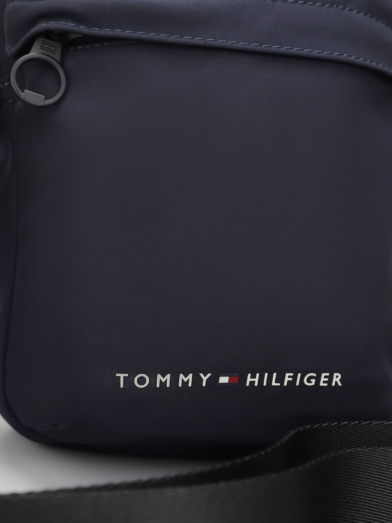 Сумки Tommy Hilfiger модель AM0AM11790-DW6 Сумки Tommy Hilfiger модель AM0AM11790-DW6 Фото