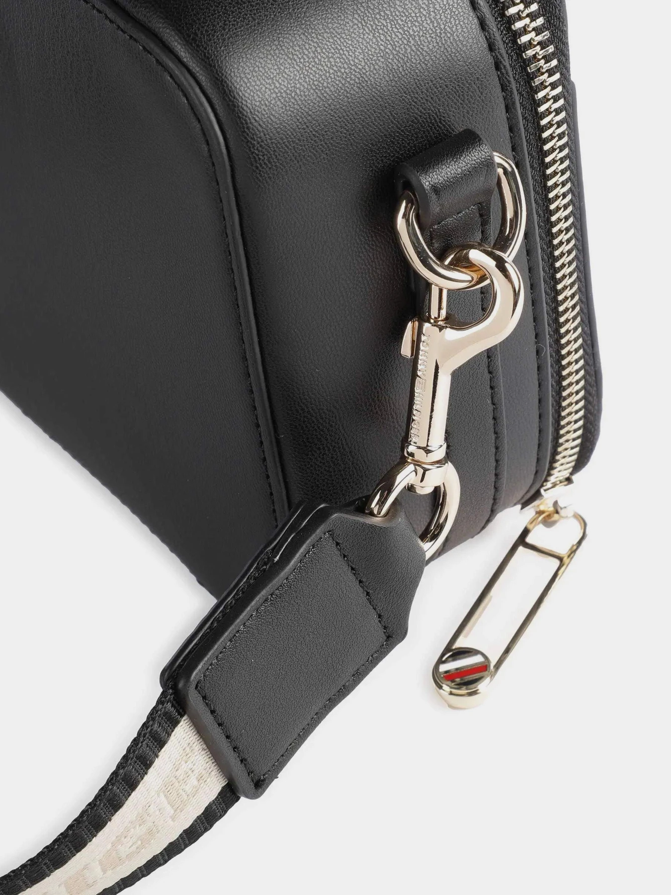 Сумки Tommy Hilfiger модель AW0AW15689-BDS Сумки Tommy Hilfiger модель AW0AW15689-BDS Фото