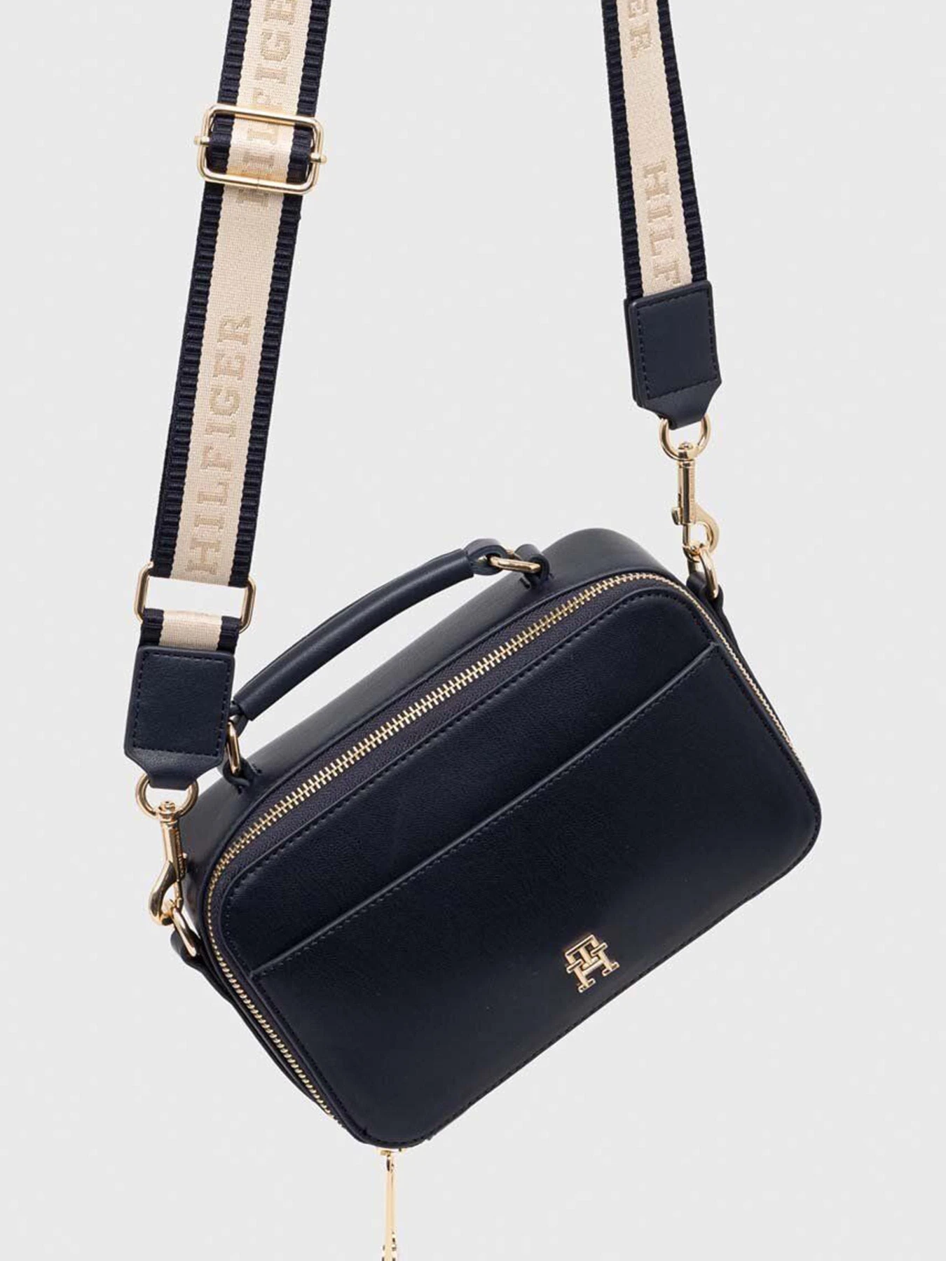 Сумки Tommy Hilfiger модель AW0AW15689-DW6 Сумки Tommy Hilfiger модель AW0AW15689-DW6 Фото