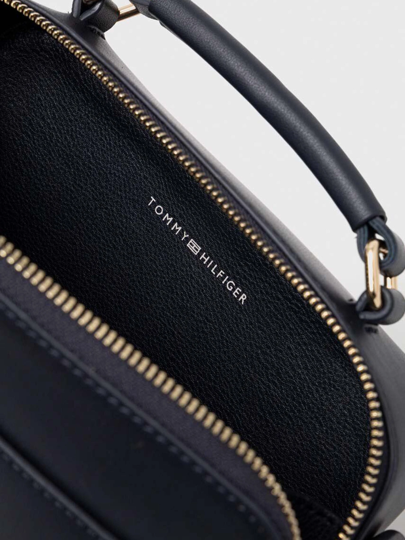 Сумки Tommy Hilfiger модель AW0AW15689-DW6 Сумки Tommy Hilfiger модель AW0AW15689-DW6 Фото