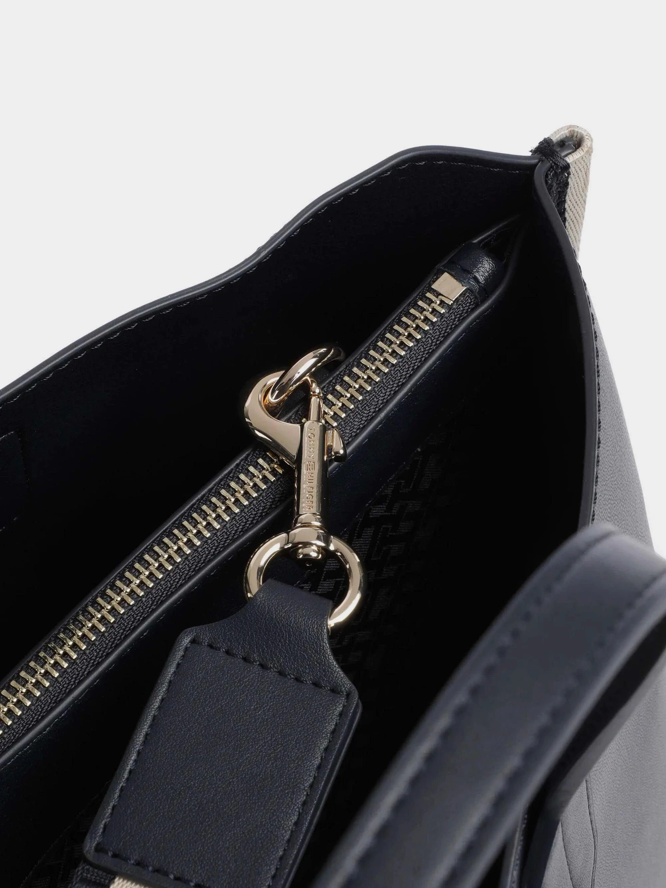 Сумки Tommy Hilfiger модель AW0AW15692-DW6 Сумки Tommy Hilfiger модель AW0AW15692-DW6 Фото