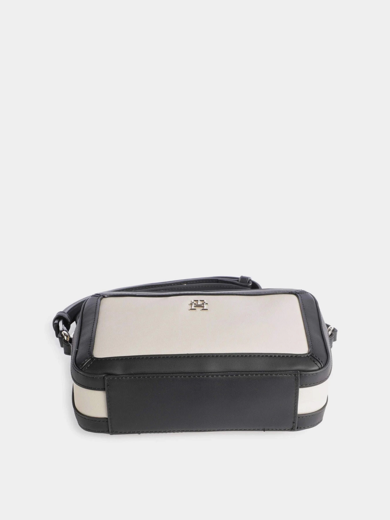 Сумки Tommy Hilfiger модель AW0AW15701-0F4 Сумки Tommy Hilfiger модель AW0AW15701-0F4 Фото