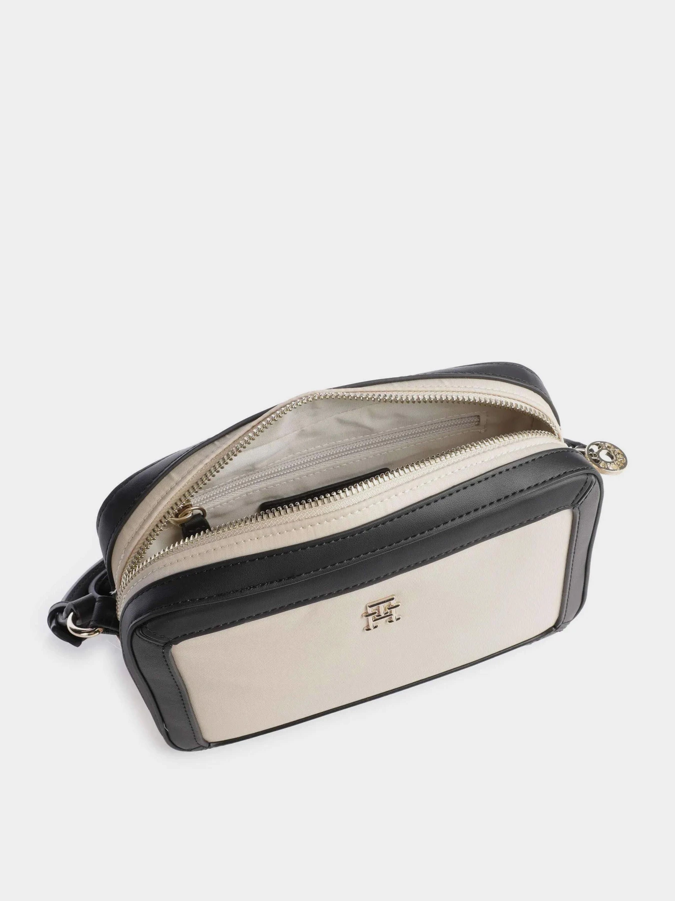 Сумки Tommy Hilfiger модель AW0AW15701-0F4 Сумки Tommy Hilfiger модель AW0AW15701-0F4 Фото