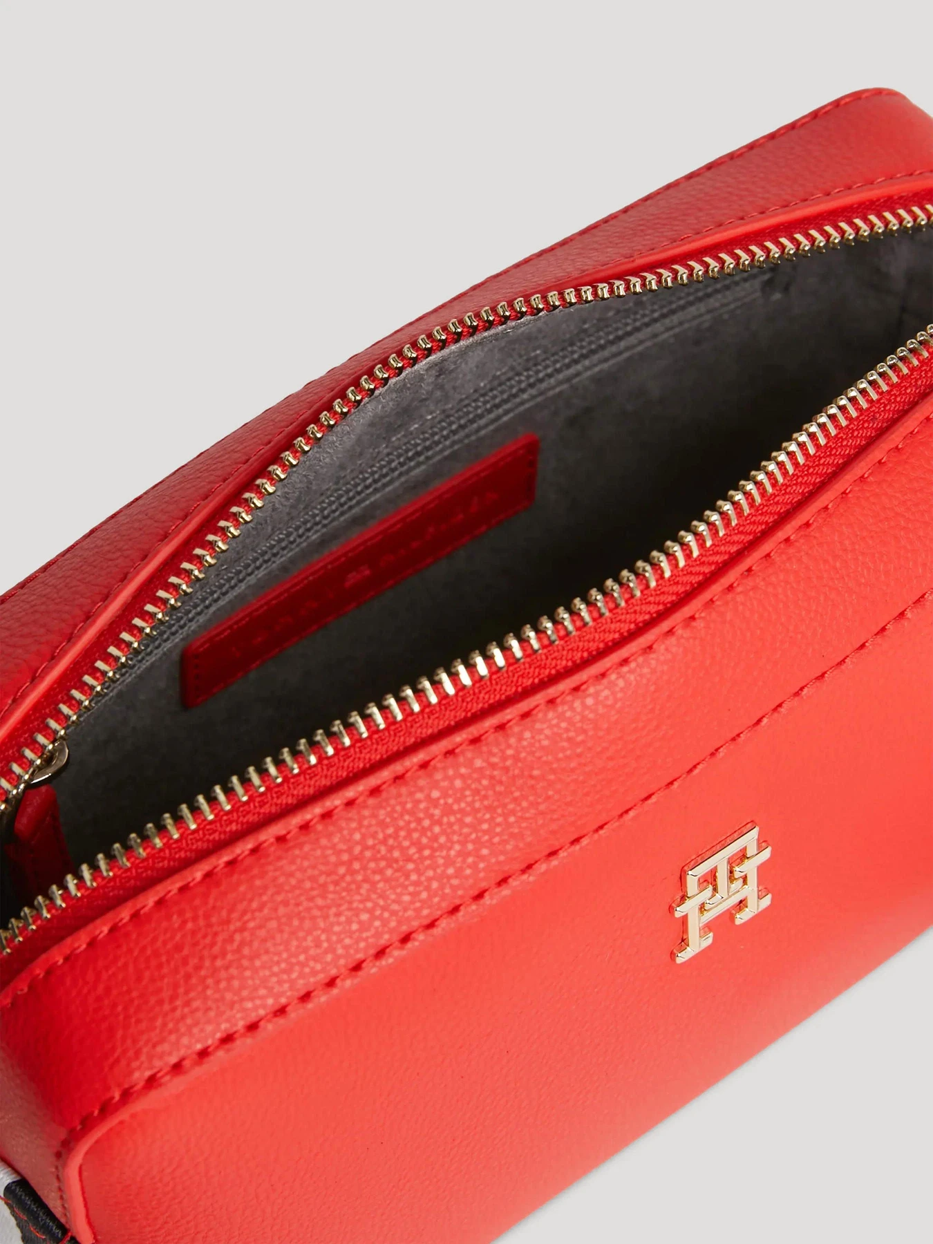 Сумки Tommy Hilfiger модель AW0AW15707-XND Сумки Tommy Hilfiger модель AW0AW15707-XND Фото