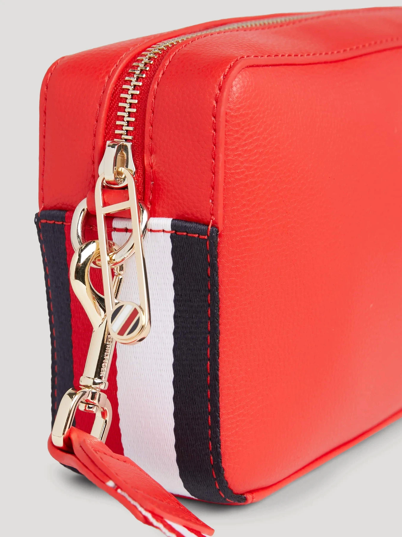 Сумки Tommy Hilfiger модель AW0AW15707-XND Сумки Tommy Hilfiger модель AW0AW15707-XND Фото
