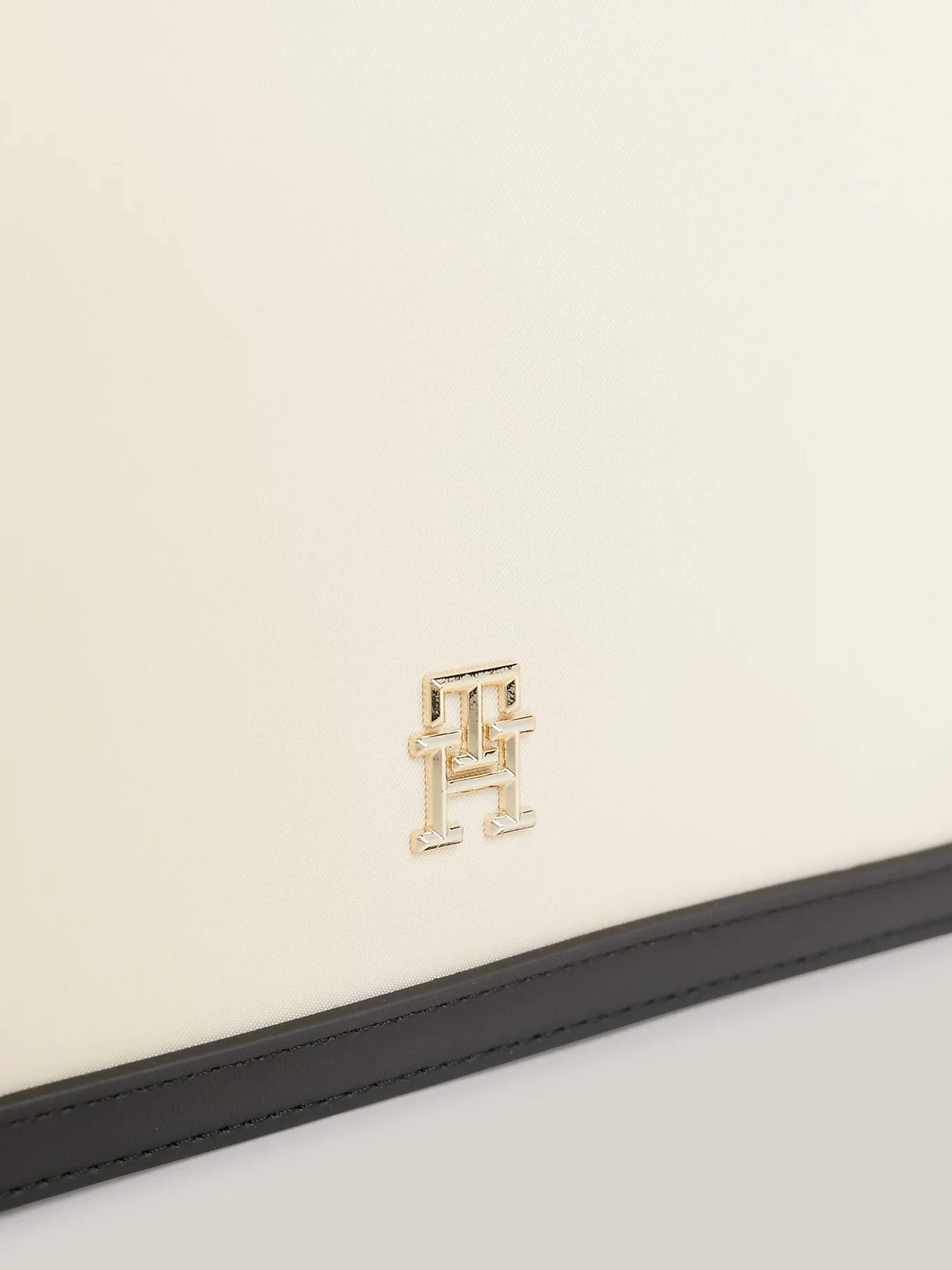 Сумки Tommy Hilfiger модель AW0AW15709-0F4 Сумки Tommy Hilfiger модель AW0AW15709-0F4 Фото