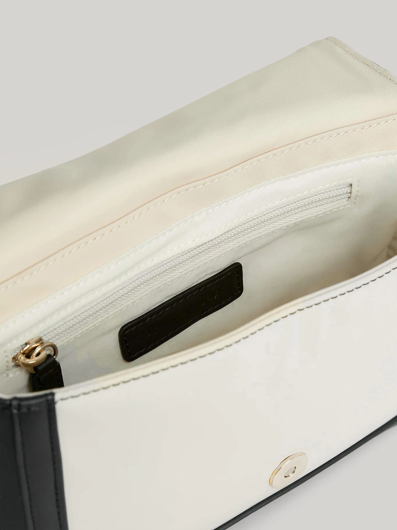 Сумки Tommy Hilfiger модель AW0AW15709-0F4 Сумки Tommy Hilfiger модель AW0AW15709-0F4 Фото