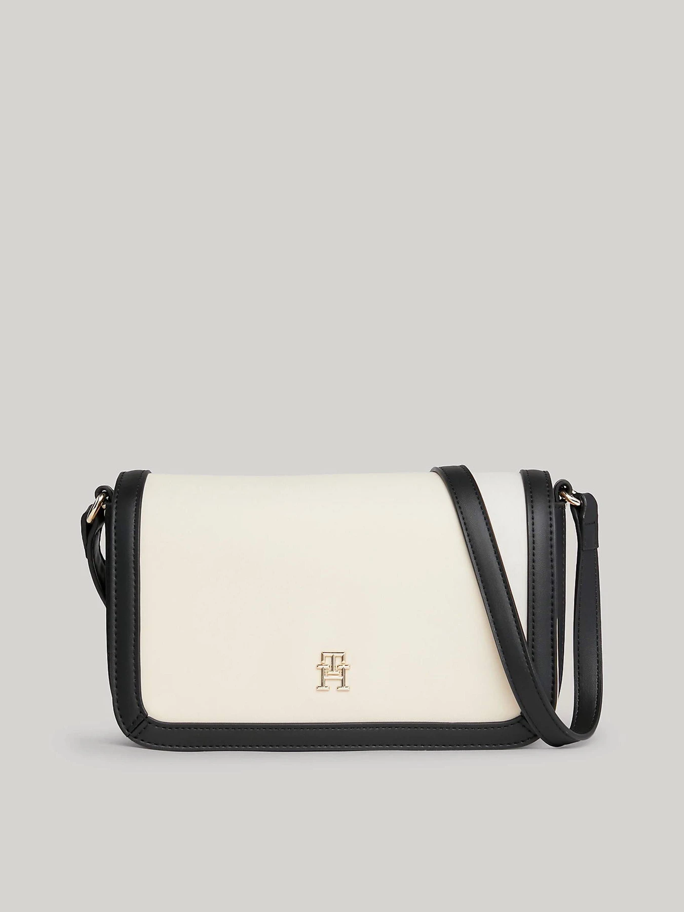 Сумки Tommy Hilfiger модель AW0AW15709-0F4 Сумки Tommy Hilfiger модель AW0AW15709-0F4 Фото