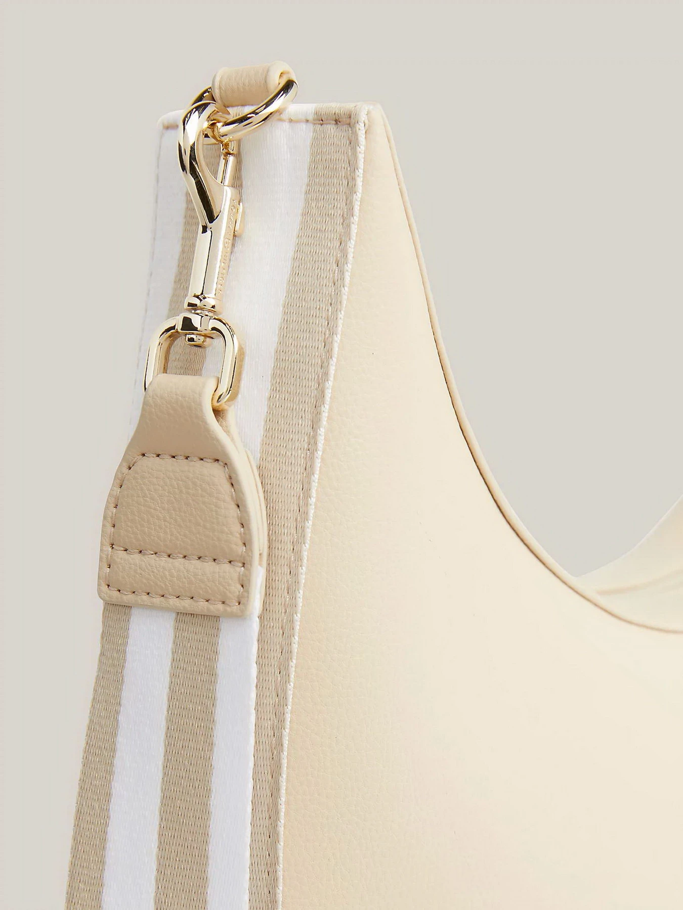 Сумки Tommy Hilfiger модель AW0AW15723-AES Сумки Tommy Hilfiger модель AW0AW15723-AES Фото
