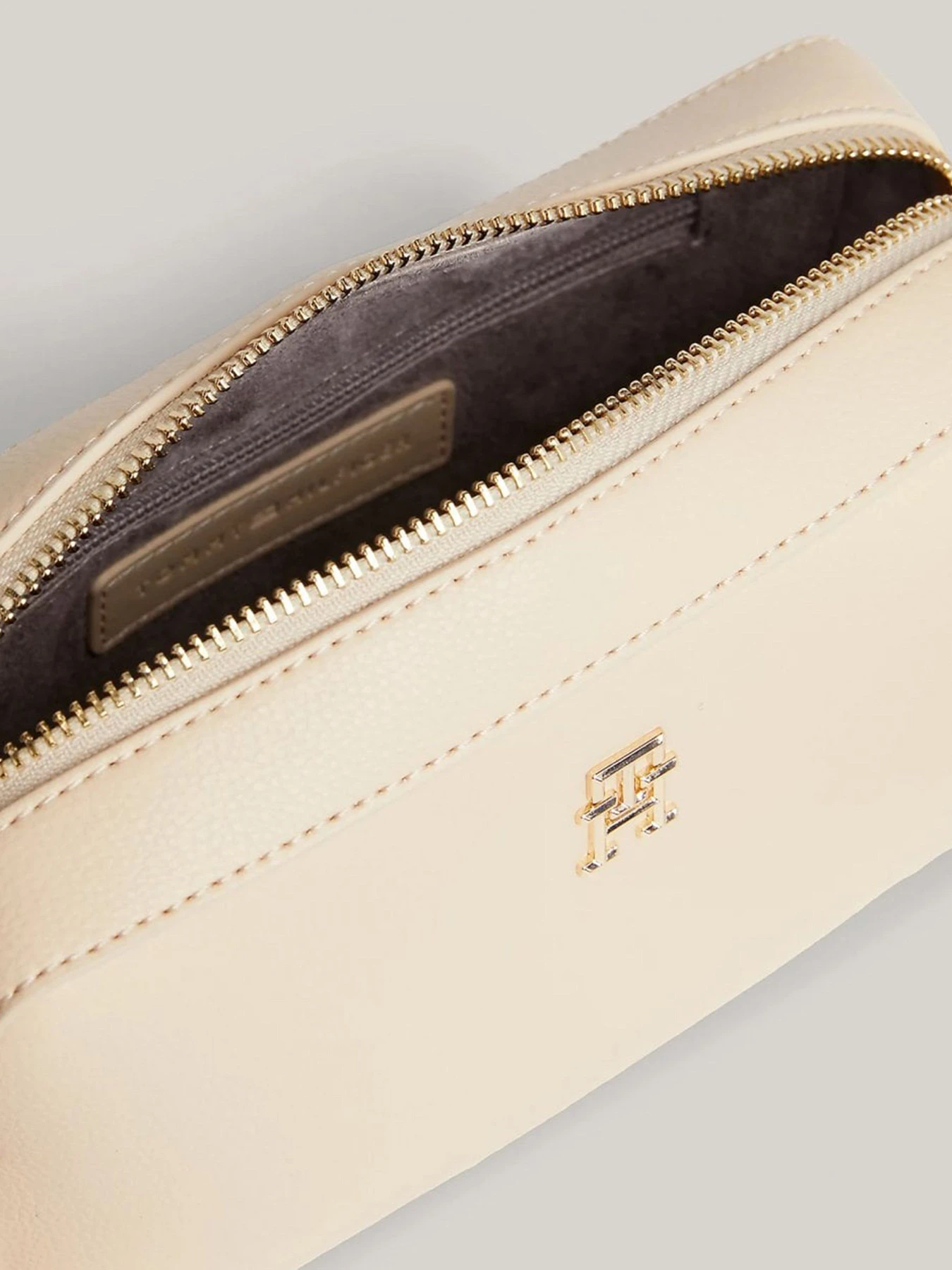 Сумки Tommy Hilfiger модель AW0AW15724-AES Сумки Tommy Hilfiger модель AW0AW15724-AES Фото