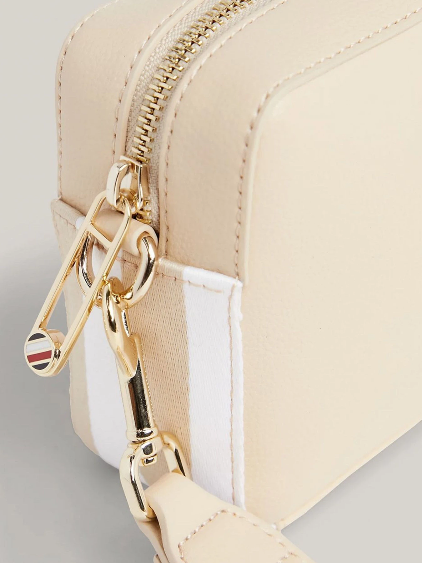 Сумки Tommy Hilfiger модель AW0AW15724-AES Сумки Tommy Hilfiger модель AW0AW15724-AES Фото