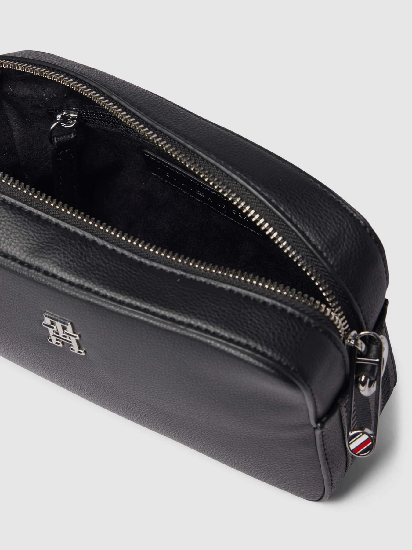 Сумки Tommy Hilfiger модель AW0AW15724-BDS Сумки Tommy Hilfiger модель AW0AW15724-BDS Фото