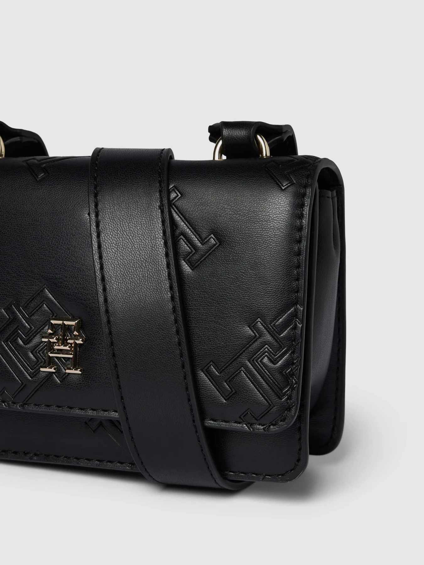 Сумки Tommy Hilfiger модель AW0AW15727-BDS Сумки Tommy Hilfiger модель AW0AW15727-BDS Фото