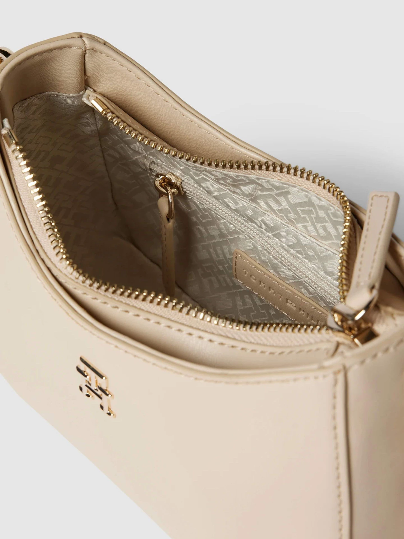 Сумки Tommy Hilfiger модель AW0AW16079-AES Фото